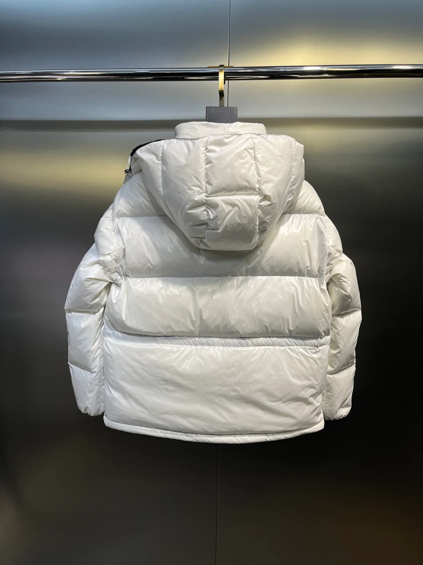 P760 moncler 🌟Moncler FW25 Abbaye short down jacket The Abbaye short jacket is made of iconic patented nylon, highlighting the fashion essence of Moncler. Featuring rectangular quilting and a contrasting lining that refreshes the removable hood. Terry knit logo embroidery adds a unique touch, making the garment instantly recognizable. Material process analysis: 1️⃣Original Nfc inductive anti-counterfeiting chip 2️⃣National standard 95% European standard pure white goose down, exclusive use of top down on the market 3️⃣Fabric: 100% nylon; Lining: 100% nylon, one of the best on the market, everything is customized according to the original version. 4⃣️The electroplated hardware is produced by the original processing factory, all customized by the original factory, and is not a replica of various types on the market. 5⃣️Produced by a certain Lang factory, it has always been unambiguous in terms of quality. Everyone knows about the workmanship, QA and Qc quality inspection of the workers when shipping from large factories. It is not comparable to small factories in the market. Mouth-mounted down jackets, let’s not brag, there is almost no one that can do better than us! Make an original product with care, so that every customer has the confidence to introduce it to his customers: This is the top replica version in China. Good products do not need too many soft articles to set off, only junk products will boast: the original ZP uses thousands of words to impress consumers! Although it is an F product, it is not inferior to ZP!  Color: white pink, white black, black, khaki, pink Size: 0123