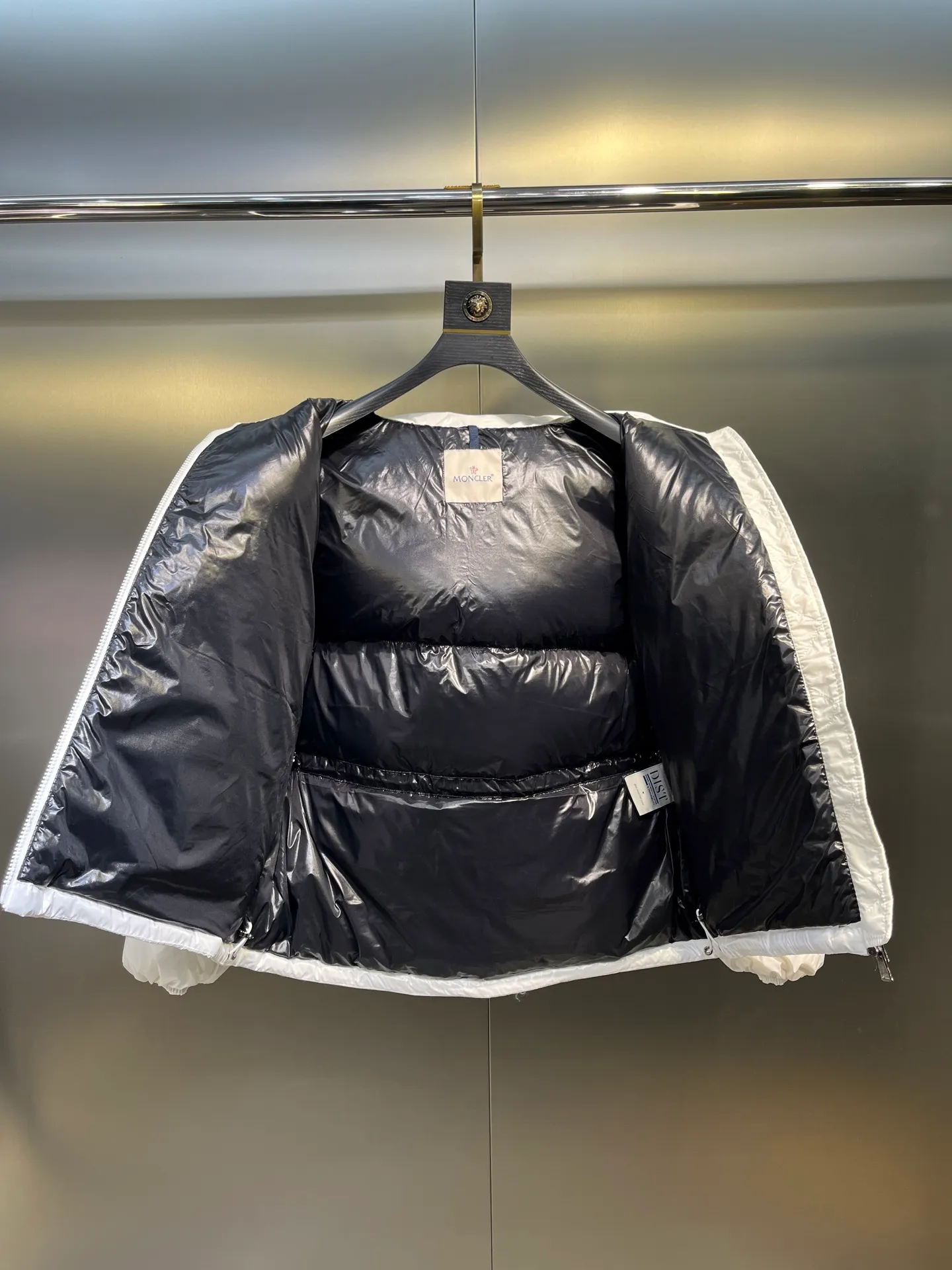 P760 moncler 🌟Moncler FW25 Abbaye short down jacket The Abbaye short jacket is made of iconic patented nylon, highlighting the fashion essence of Moncler. Featuring rectangular quilting and a contrasting lining that refreshes the removable hood. Terry knit logo embroidery adds a unique touch, making the garment instantly recognizable. Material process analysis: 1️⃣Original Nfc inductive anti-counterfeiting chip 2️⃣National standard 95% European standard pure white goose down, exclusive use of top down on the market 3️⃣Fabric: 100% nylon; Lining: 100% nylon, one of the best on the market, everything is customized according to the original version. 4⃣️The electroplated hardware is produced by the original processing factory, all customized by the original factory, and is not a replica of various types on the market. 5⃣️Produced by a certain Lang factory, it has always been unambiguous in terms of quality. Everyone knows about the workmanship, QA and Qc quality inspection of the workers when shipping from large factories. It is not comparable to small factories in the market. Mouth-mounted down jackets, let’s not brag, there is almost no one that can do better than us! Make an original product with care, so that every customer has the confidence to introduce it to his customers: This is the top replica version in China. Good products do not need too many soft articles to set off, only junk products will boast: the original ZP uses thousands of words to impress consumers! Although it is an F product, it is not inferior to ZP!  Color: white pink, white black, black, khaki, pink Size: 0123