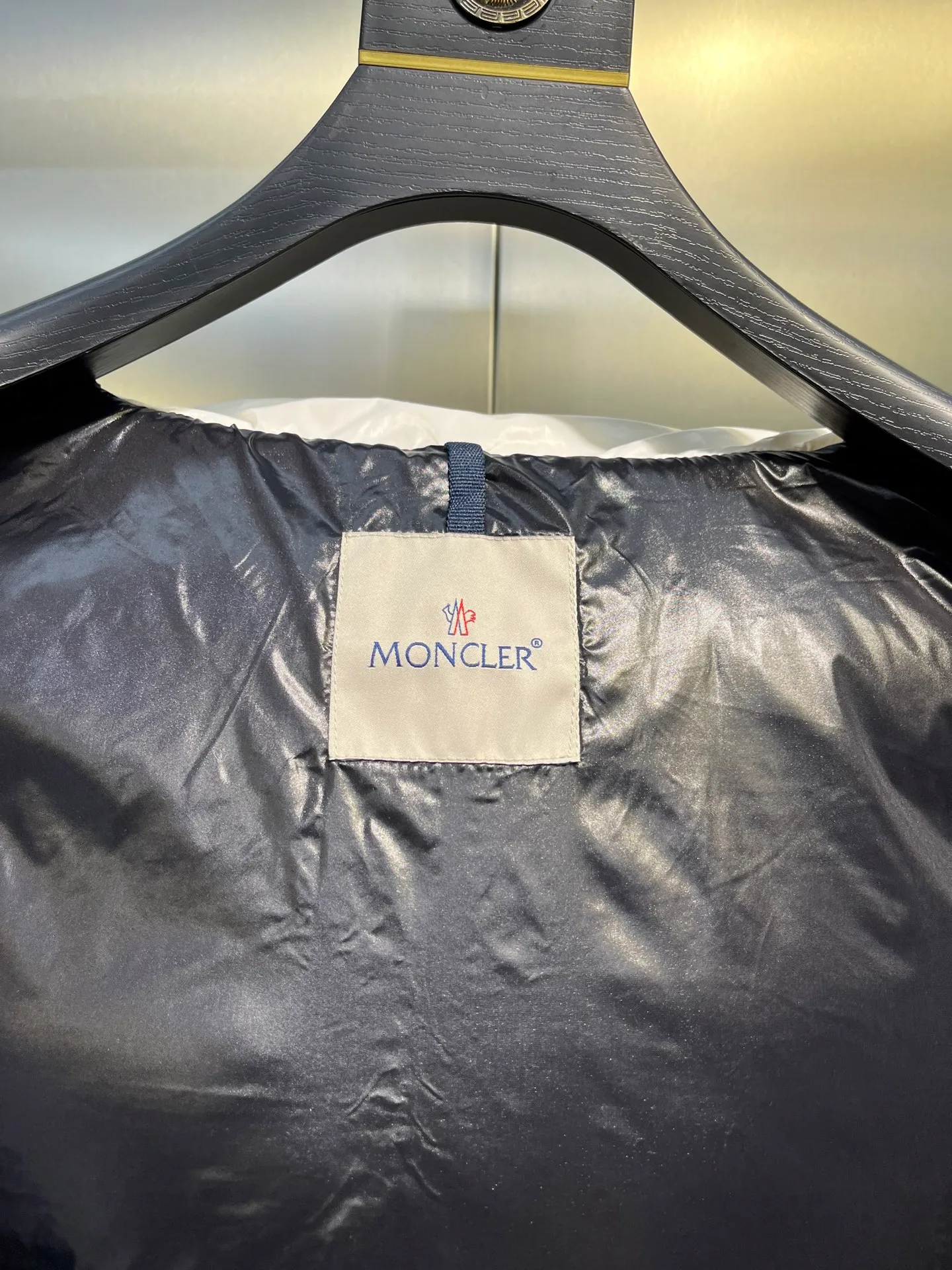 P760 moncler 🌟Moncler FW25 Abbaye short down jacket The Abbaye short jacket is made of iconic patented nylon, highlighting the fashion essence of Moncler. Featuring rectangular quilting and a contrasting lining that refreshes the removable hood. Terry knit logo embroidery adds a unique touch, making the garment instantly recognizable. Material process analysis: 1️⃣Original Nfc inductive anti-counterfeiting chip 2️⃣National standard 95% European standard pure white goose down, exclusive use of top down on the market 3️⃣Fabric: 100% nylon; Lining: 100% nylon, one of the best on the market, everything is customized according to the original version. 4⃣️The electroplated hardware is produced by the original processing factory, all customized by the original factory, and is not a replica of various types on the market. 5⃣️Produced by a certain Lang factory, it has always been unambiguous in terms of quality. Everyone knows about the workmanship, QA and Qc quality inspection of the workers when shipping from large factories. It is not comparable to small factories in the market. Mouth-mounted down jackets, let’s not brag, there is almost no one that can do better than us! Make an original product with care, so that every customer has the confidence to introduce it to his customers: This is the top replica version in China. Good products do not need too many soft articles to set off, only junk products will boast: the original ZP uses thousands of words to impress consumers! Although it is an F product, it is not inferior to ZP!  Color: white pink, white black, black, khaki, pink Size: 0123