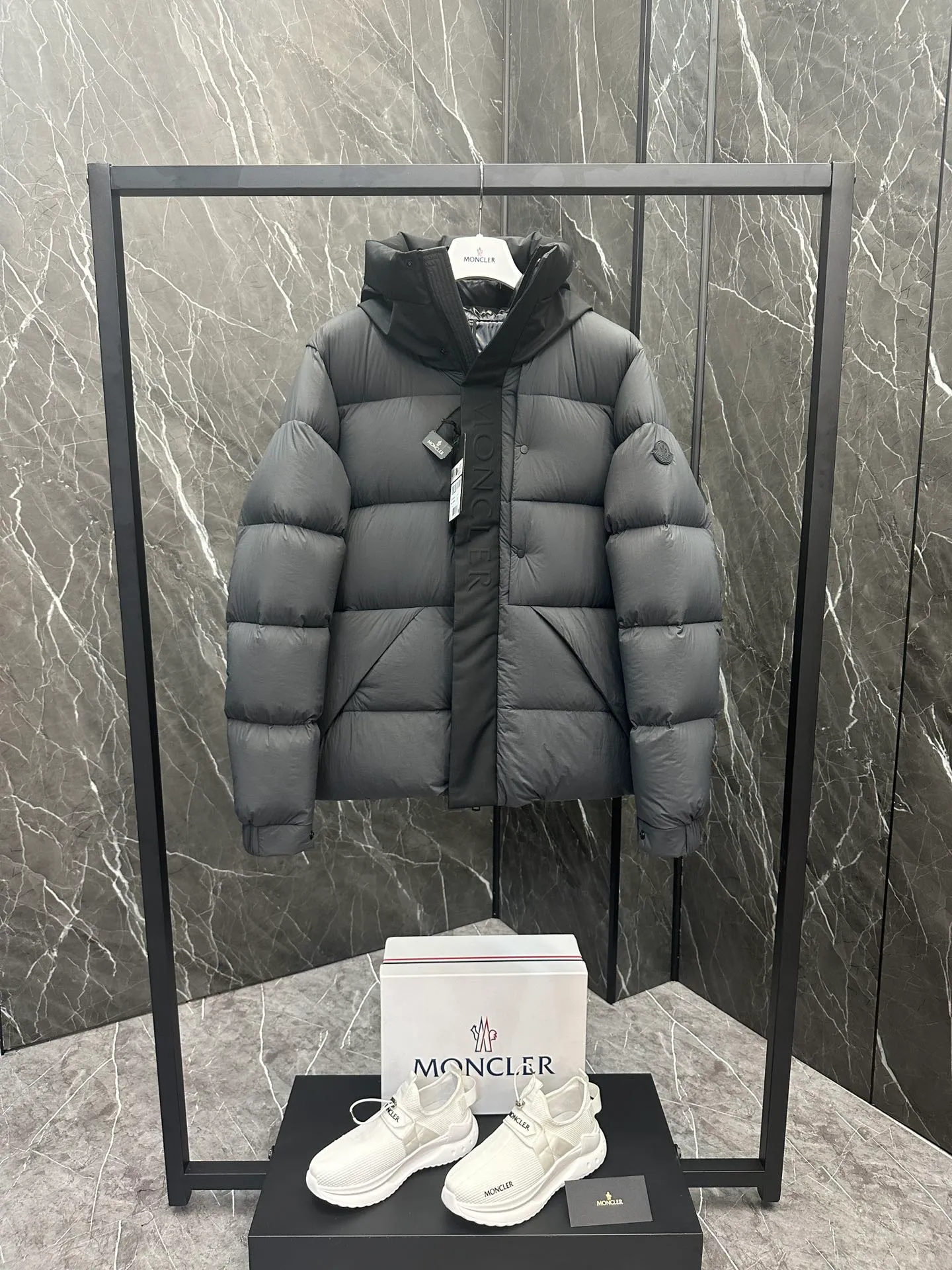 P760 Style number: Y125 Moncler Madeira short men's Madeira down jacket is specially designed for modern men who value functionality and beauty. It is suitable for wearing in various occasions such as street or skiing. Made from functional, tight nylon longue saison fabric with a padded hood and windshield for added protection. Details •Made in longue saison fabric •Nylon laqué lining •Filled with down •Hood •Embossed logo lettering •Snap and zipper closure •Pockets with zippers and snaps •Elastic drawstring hem •Logo patch Size: 1-5 Color: Black Gray White