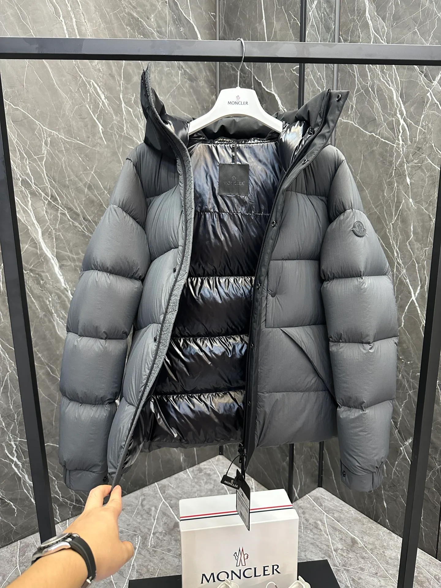 P760 Style number: Y125 Moncler Madeira short men's Madeira down jacket is specially designed for modern men who value functionality and beauty. It is suitable for wearing in various occasions such as street or skiing. Made from functional, tight nylon longue saison fabric with a padded hood and windshield for added protection. Details •Made in longue saison fabric •Nylon laqué lining •Filled with down •Hood •Embossed logo lettering •Snap and zipper closure •Pockets with zippers and snaps •Elastic drawstring hem •Logo patch Size: 1-5 Color: Black Gray White