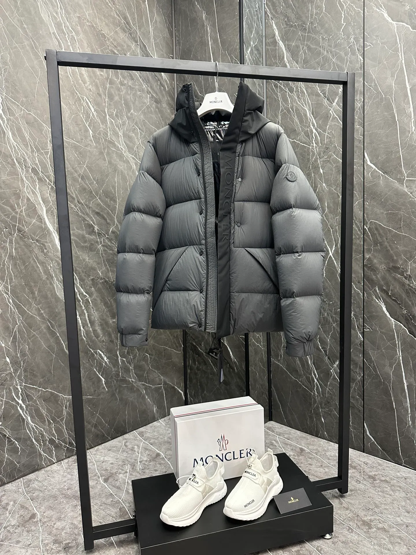 P760 Style number: Y125 Moncler Madeira short men's Madeira down jacket is specially designed for modern men who value functionality and beauty. It is suitable for wearing in various occasions such as street or skiing. Made from functional, tight nylon longue saison fabric with a padded hood and windshield for added protection. Details •Made in longue saison fabric •Nylon laqué lining •Filled with down •Hood •Embossed logo lettering •Snap and zipper closure •Pockets with zippers and snaps •Elastic drawstring hem •Logo patch Size: 1-5 Color: Black Gray White