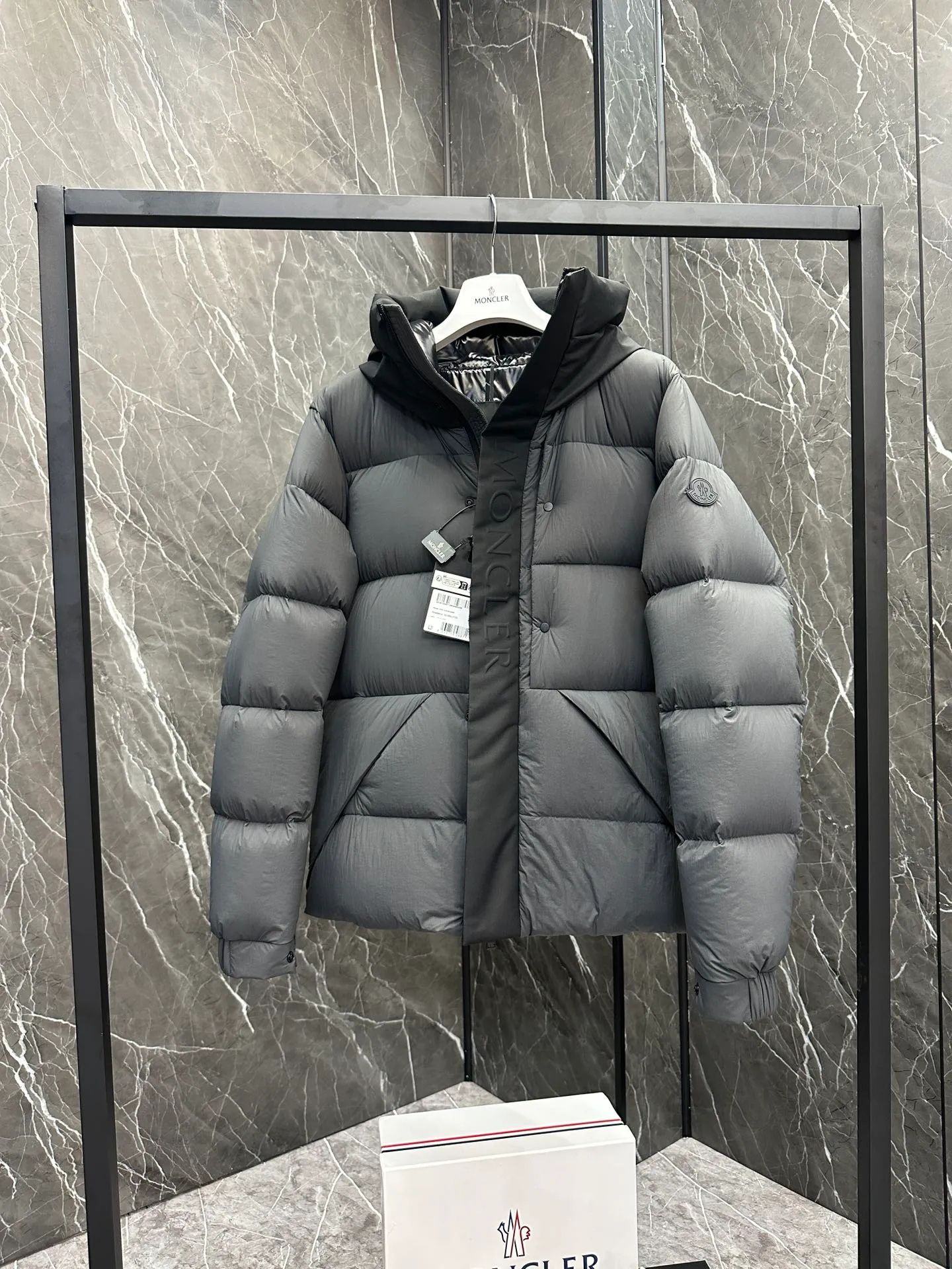 P760 Style number: Y125 Moncler Madeira short men's Madeira down jacket is specially designed for modern men who value functionality and beauty. It is suitable for wearing in various occasions such as street or skiing. Made from functional, tight nylon longue saison fabric with a padded hood and windshield for added protection. Details •Made in longue saison fabric •Nylon laqué lining •Filled with down •Hood •Embossed logo lettering •Snap and zipper closure •Pockets with zippers and snaps •Elastic drawstring hem •Logo patch Size: 1-5 Color: Black Gray White