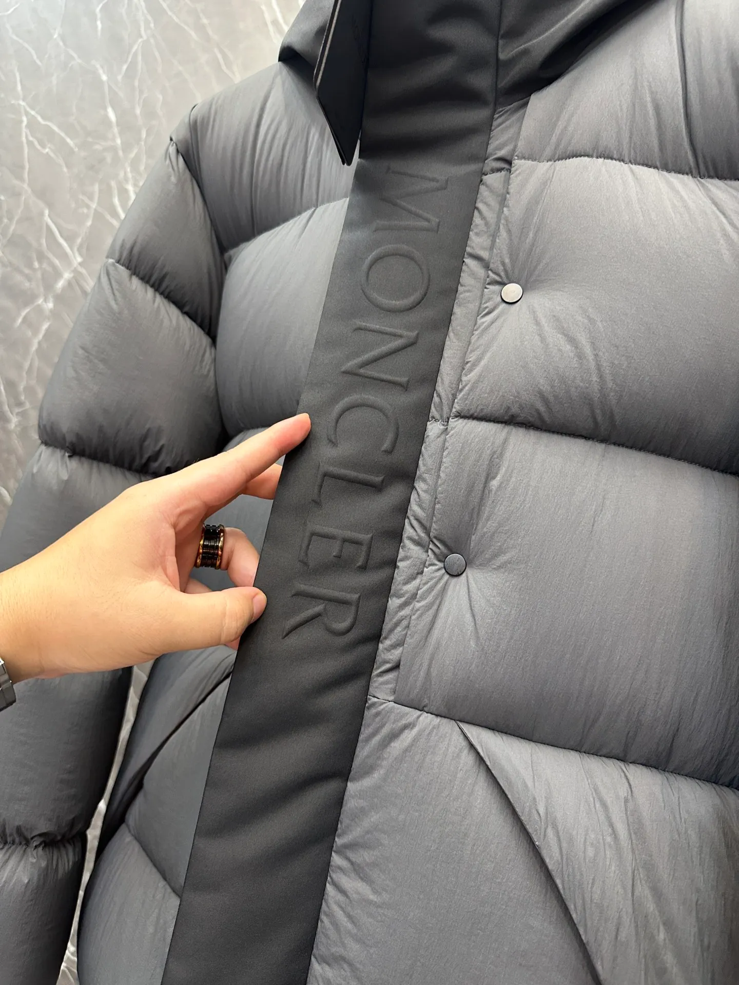 P760 Style number: Y125 Moncler Madeira short men's Madeira down jacket is specially designed for modern men who value functionality and beauty. It is suitable for wearing in various occasions such as street or skiing. Made from functional, tight nylon longue saison fabric with a padded hood and windshield for added protection. Details •Made in longue saison fabric •Nylon laqué lining •Filled with down •Hood •Embossed logo lettering •Snap and zipper closure •Pockets with zippers and snaps •Elastic drawstring hem •Logo patch Size: 1-5 Color: Black Gray White