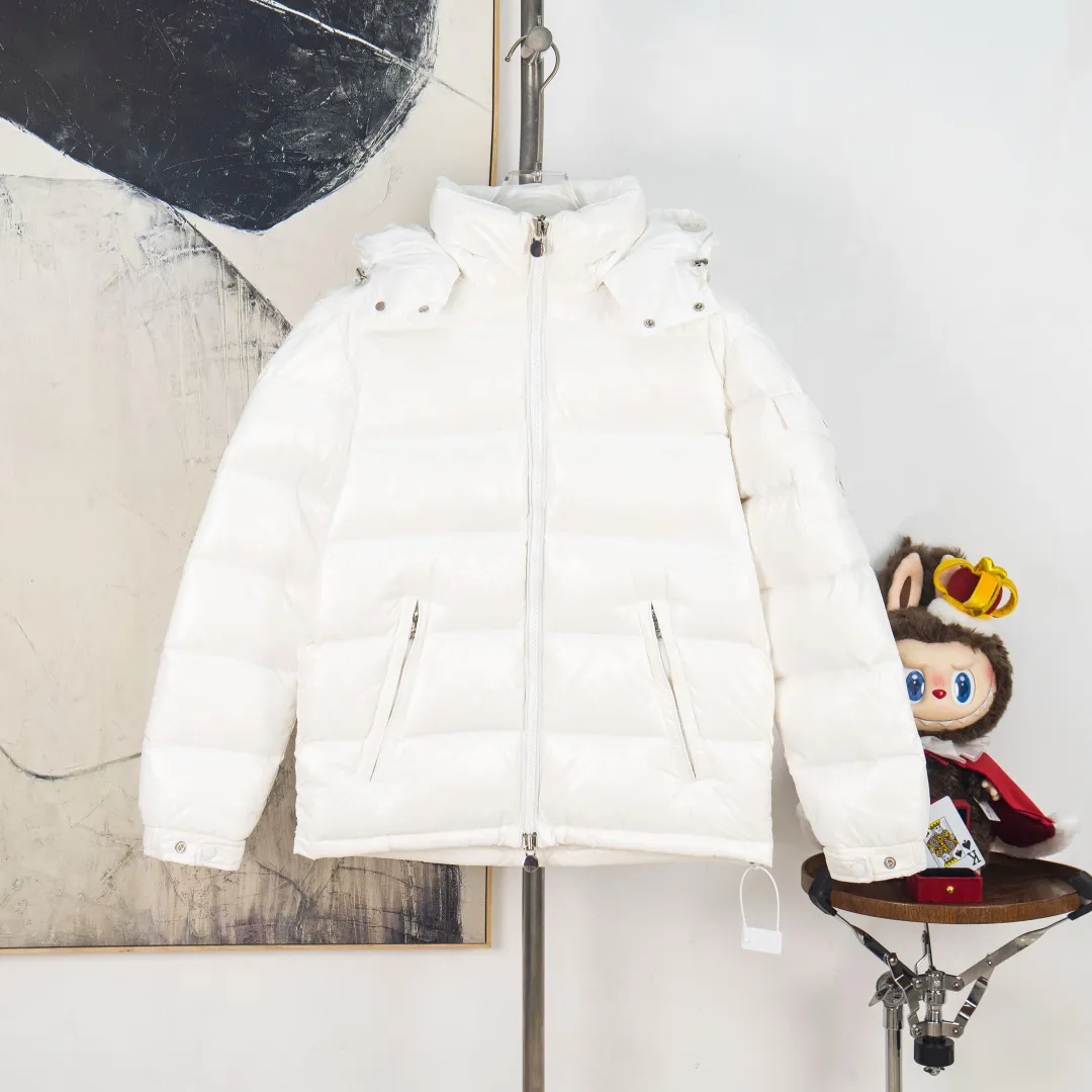 P760 zp version [Exclusive supply] New 24maire down ⬆️Moncler Maire women's short down jacket interprets Mayan classics Fabric: Technical nylon lacquer surface Customer-supplied fabric Highly fluffy and over-standard 90 down filling Maire down jacket is specially designed for those who like well-designed basic items. It is a classic Moncler style and a popular product. Made from iconic patented nylon, the Maire down jacket is a classic Moncler womenswear piece, with a short silhouette and timeless design. Made from patented nylon in a comfortable fit, it features a removable hood and performance details for comfort and warmth. ⚠️Made of patented nylon ⚠️Patented nylon lining ⚠️White goose-filled down ⚠️Removable hood with snap buttons ⚠️Zip closure Zippered pockets ⚠️Adjustable snap-button sleeves Color: Black White Gray Pink Size: 0 1 2 3 Number: MM10588