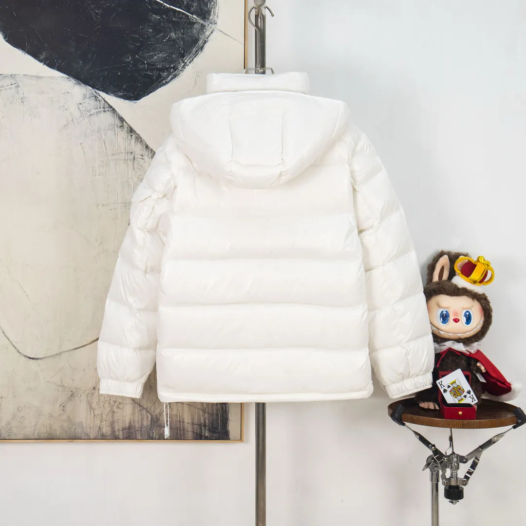 P760 zp version [Exclusive supply] New 24maire down ⬆️Moncler Maire women's short down jacket interprets Mayan classics Fabric: Technical nylon lacquer surface Customer-supplied fabric Highly fluffy and over-standard 90 down filling Maire down jacket is specially designed for those who like well-designed basic items. It is a classic Moncler style and a popular product. Made from iconic patented nylon, the Maire down jacket is a classic Moncler womenswear piece, with a short silhouette and timeless design. Made from patented nylon in a comfortable fit, it features a removable hood and performance details for comfort and warmth. ⚠️Made of patented nylon ⚠️Patented nylon lining ⚠️White goose-filled down ⚠️Removable hood with snap buttons ⚠️Zip closure Zippered pockets ⚠️Adjustable snap-button sleeves Color: Black White Gray Pink Size: 0 1 2 3 Number: MM10588