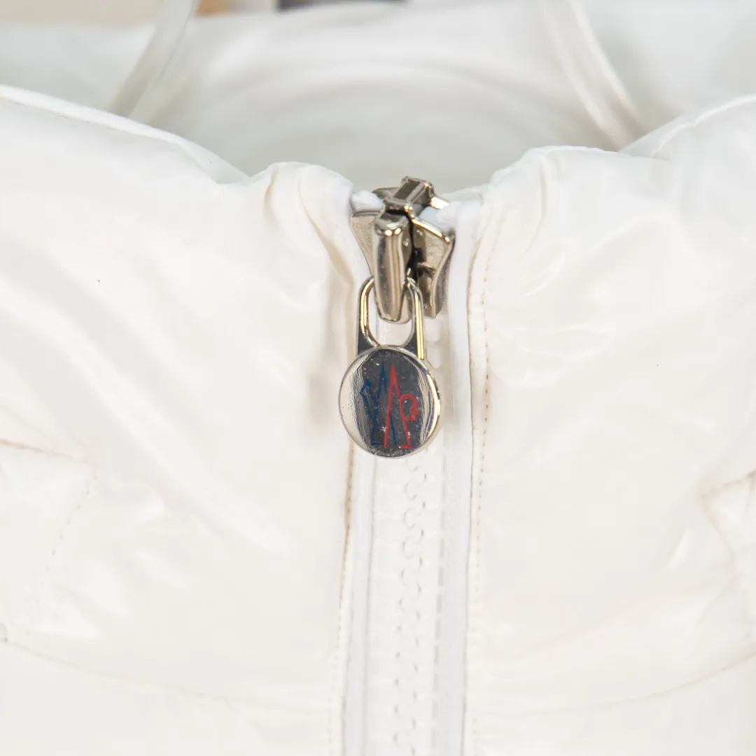 P760 zp version [Exclusive supply] New 24maire down ⬆️Moncler Maire women's short down jacket interprets Mayan classics Fabric: Technical nylon lacquer surface Customer-supplied fabric Highly fluffy and over-standard 90 down filling Maire down jacket is specially designed for those who like well-designed basic items. It is a classic Moncler style and a popular product. Made from iconic patented nylon, the Maire down jacket is a classic Moncler womenswear piece, with a short silhouette and timeless design. Made from patented nylon in a comfortable fit, it features a removable hood and performance details for comfort and warmth. ⚠️Made of patented nylon ⚠️Patented nylon lining ⚠️White goose-filled down ⚠️Removable hood with snap buttons ⚠️Zip closure Zippered pockets ⚠️Adjustable snap-button sleeves Color: Black White Gray Pink Size: 0 1 2 3 Number: MM10588