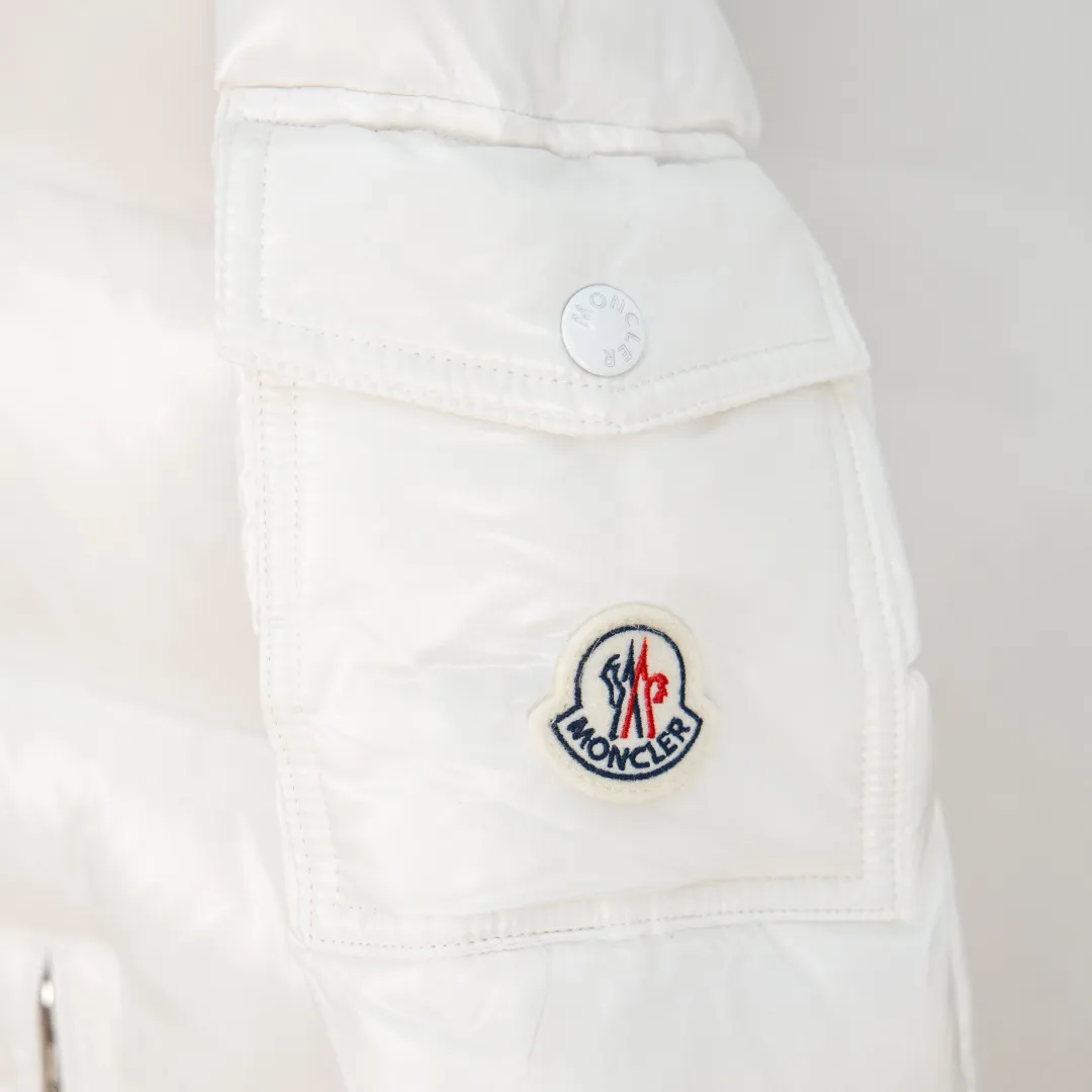 P760 zp version [Exclusive supply] New 24maire down ⬆️Moncler Maire women's short down jacket interprets Mayan classics Fabric: Technical nylon lacquer surface Customer-supplied fabric Highly fluffy and over-standard 90 down filling Maire down jacket is specially designed for those who like well-designed basic items. It is a classic Moncler style and a popular product. Made from iconic patented nylon, the Maire down jacket is a classic Moncler womenswear piece, with a short silhouette and timeless design. Made from patented nylon in a comfortable fit, it features a removable hood and performance details for comfort and warmth. ⚠️Made of patented nylon ⚠️Patented nylon lining ⚠️White goose-filled down ⚠️Removable hood with snap buttons ⚠️Zip closure Zippered pockets ⚠️Adjustable snap-button sleeves Color: Black White Gray Pink Size: 0 1 2 3 Number: MM10588