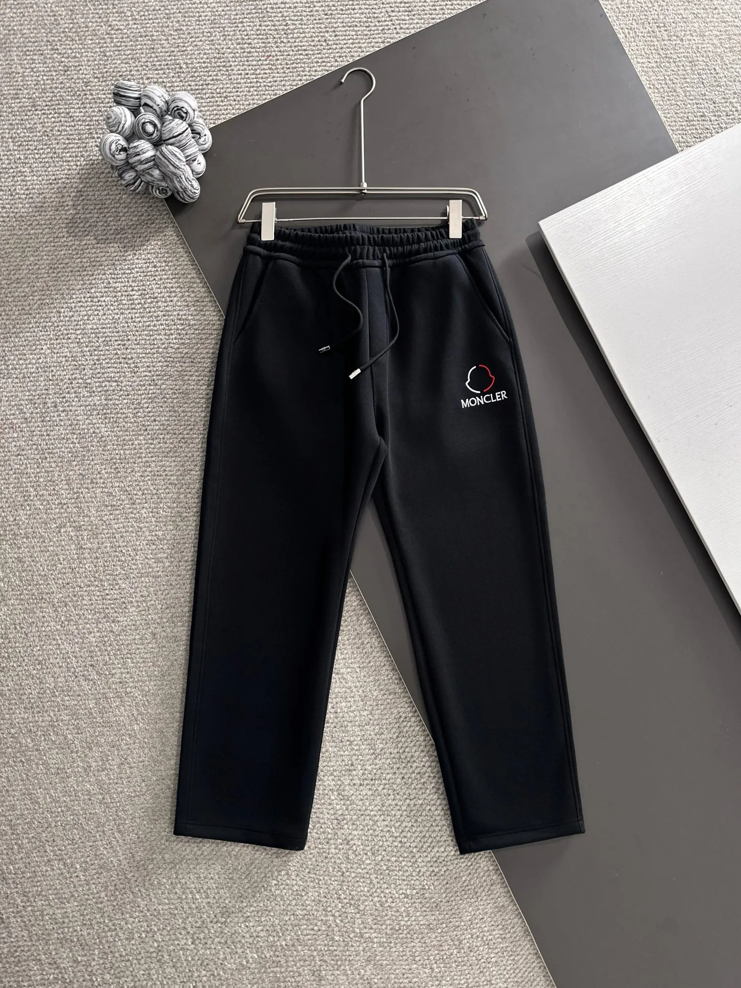 P310 MONCLER* (exclusive quality in the market) hot style 2꯭0꯭2꯭5 new autumn pants, original ⌚️ high version, masked. The fabric is made of 380g high-density double-sided Chinese custom fabric. It does not deform or shrink. The three-dimensional drape is amazing. Process introduction: The front and back panels are made of Behringer stacked show thousands of needle embroidery. Standard custom hardware accessories. Color: black SIZE: M-XXXL