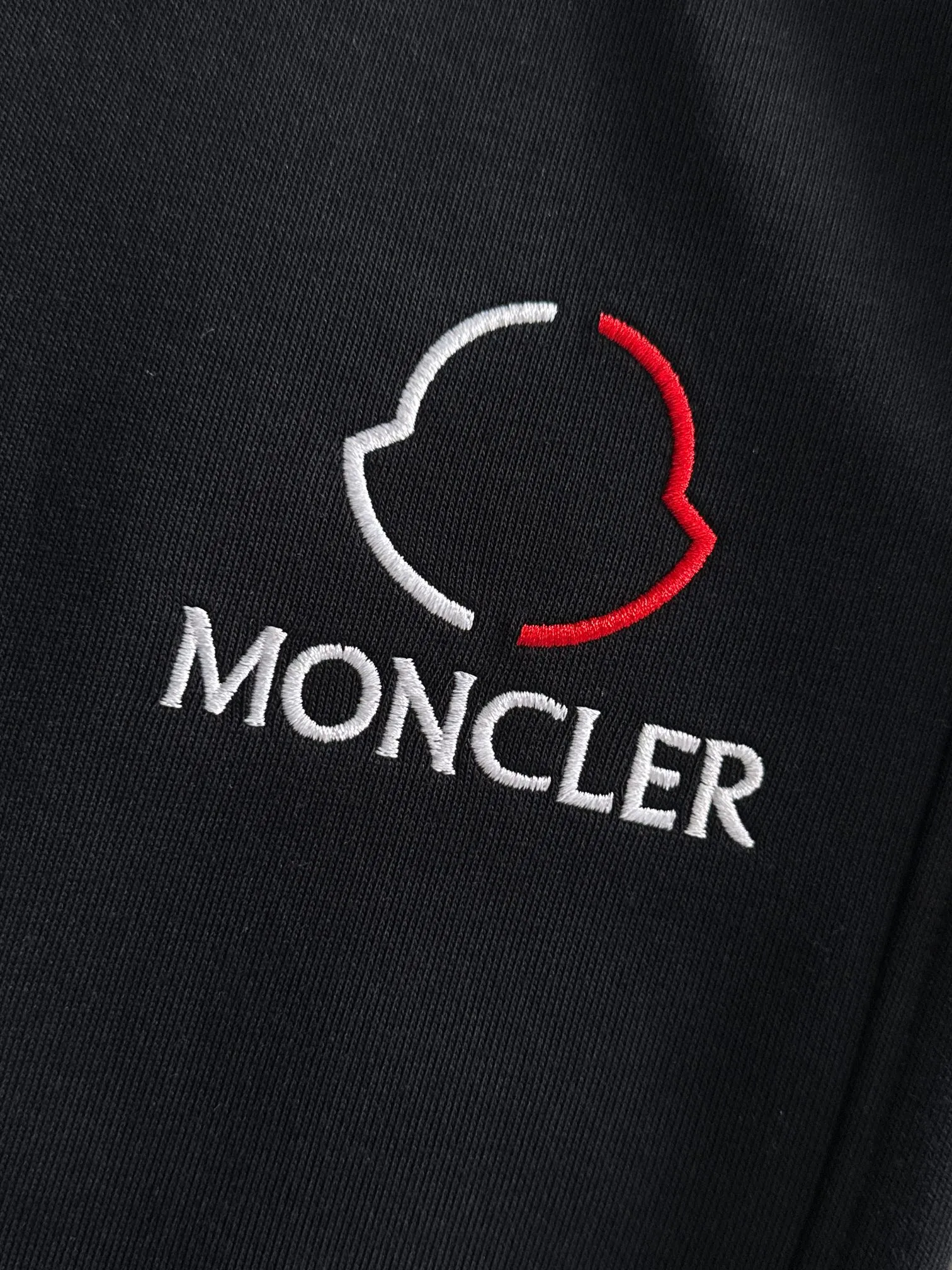 P310 MONCLER* (exclusive quality in the market) hot style 2꯭0꯭2꯭5 new autumn pants, original ⌚️ high version, masked. The fabric is made of 380g high-density double-sided Chinese custom fabric. It does not deform or shrink. The three-dimensional drape is amazing. Process introduction: The front and back panels are made of Behringer stacked show thousands of needle embroidery. Standard custom hardware accessories. Color: black SIZE: M-XXXL
