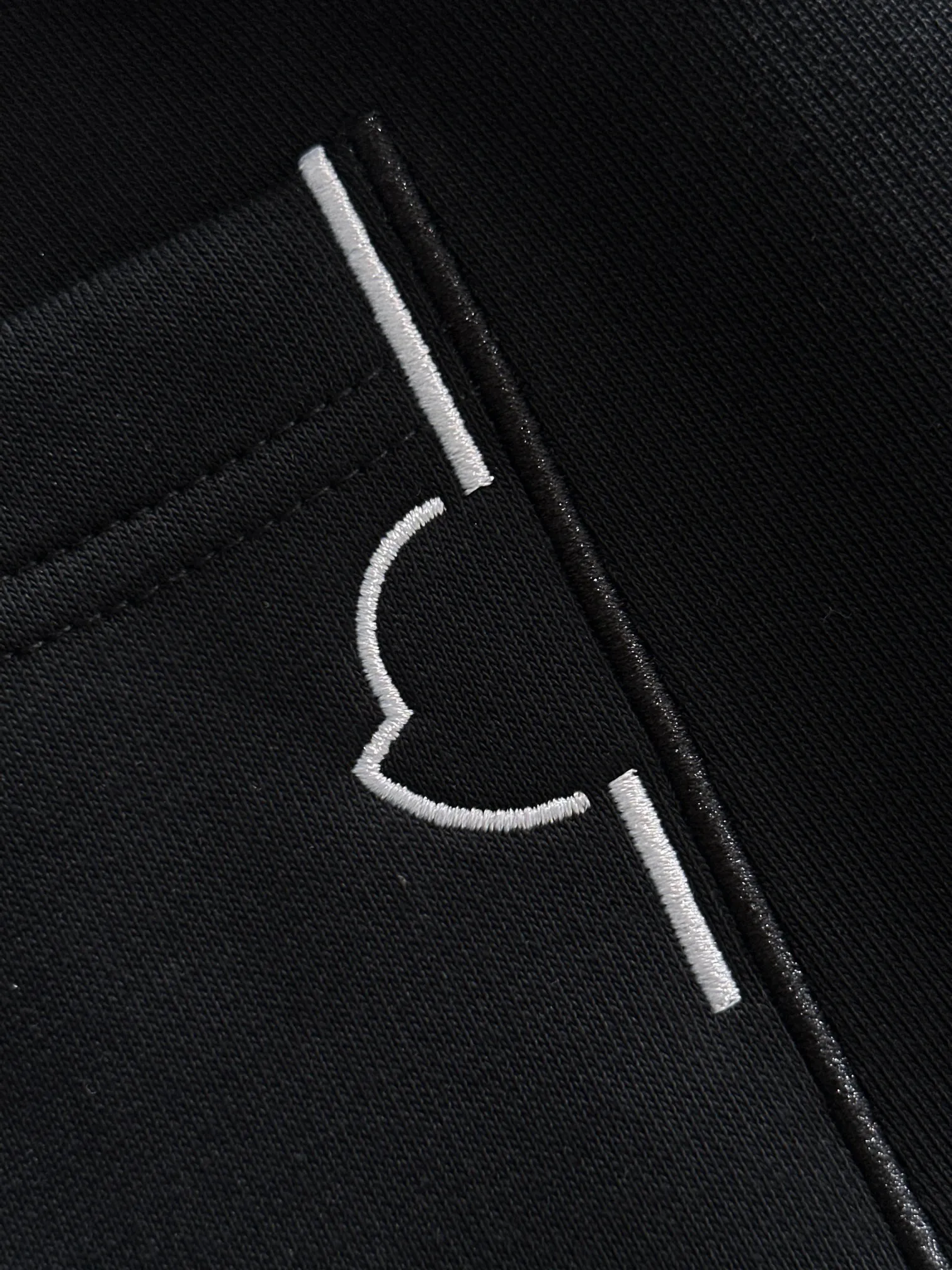 P310 MONCLER* (exclusive quality in the market) hot style 2꯭0꯭2꯭5 new autumn pants, original ⌚️ high version, masked. The fabric is made of 380g high-density double-sided Chinese custom fabric. It does not deform or shrink. The three-dimensional drape is amazing. Process introduction: The front and back panels are made of Behringer stacked show thousands of needle embroidery. Standard custom hardware accessories. Color: black SIZE: M-XXXL