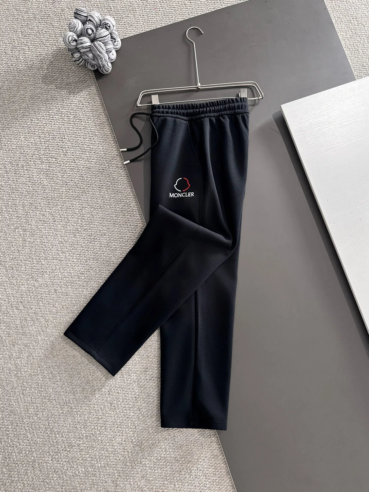 P310 MONCLER* (exclusive quality in the market) hot style 2꯭0꯭2꯭5 new autumn pants, original ⌚️ high version, masked. The fabric is made of 380g high-density double-sided Chinese custom fabric. It does not deform or shrink. The three-dimensional drape is amazing. Process introduction: The front and back panels are made of Behringer stacked show thousands of needle embroidery. Standard custom hardware accessories. Color: black SIZE: M-XXXL