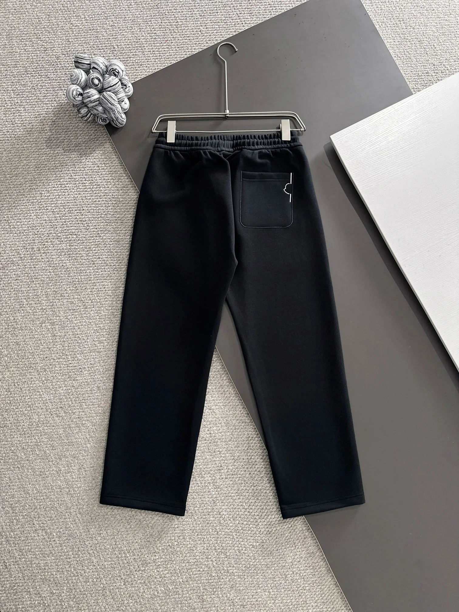 P310 MONCLER* (exclusive quality in the market) hot style 2꯭0꯭2꯭5 new autumn pants, original ⌚️ high version, masked. The fabric is made of 380g high-density double-sided Chinese custom fabric. It does not deform or shrink. The three-dimensional drape is amazing. Process introduction: The front and back panels are made of Behringer stacked show thousands of needle embroidery. Standard custom hardware accessories. Color: black SIZE: M-XXXL