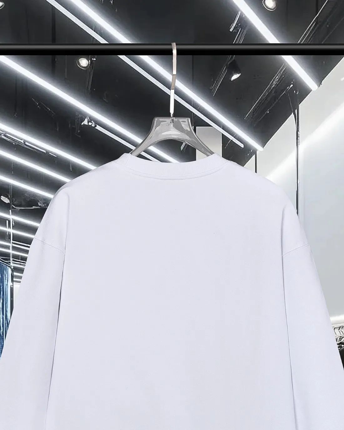 P220 (shipped the next day) MONCLER/Mask 2025Fw new autumn and winter style 400g pullover round neck long-sleeved sweatshirt Simple chest badge letter logo embossed technology same style for men and women brand classic pure cotton fabric official synchronization high version high quality fashion personality versatile trend pure original quality original fabric hang tag collar label washed wheat three labels complete Color: black. White. Size: S-XL