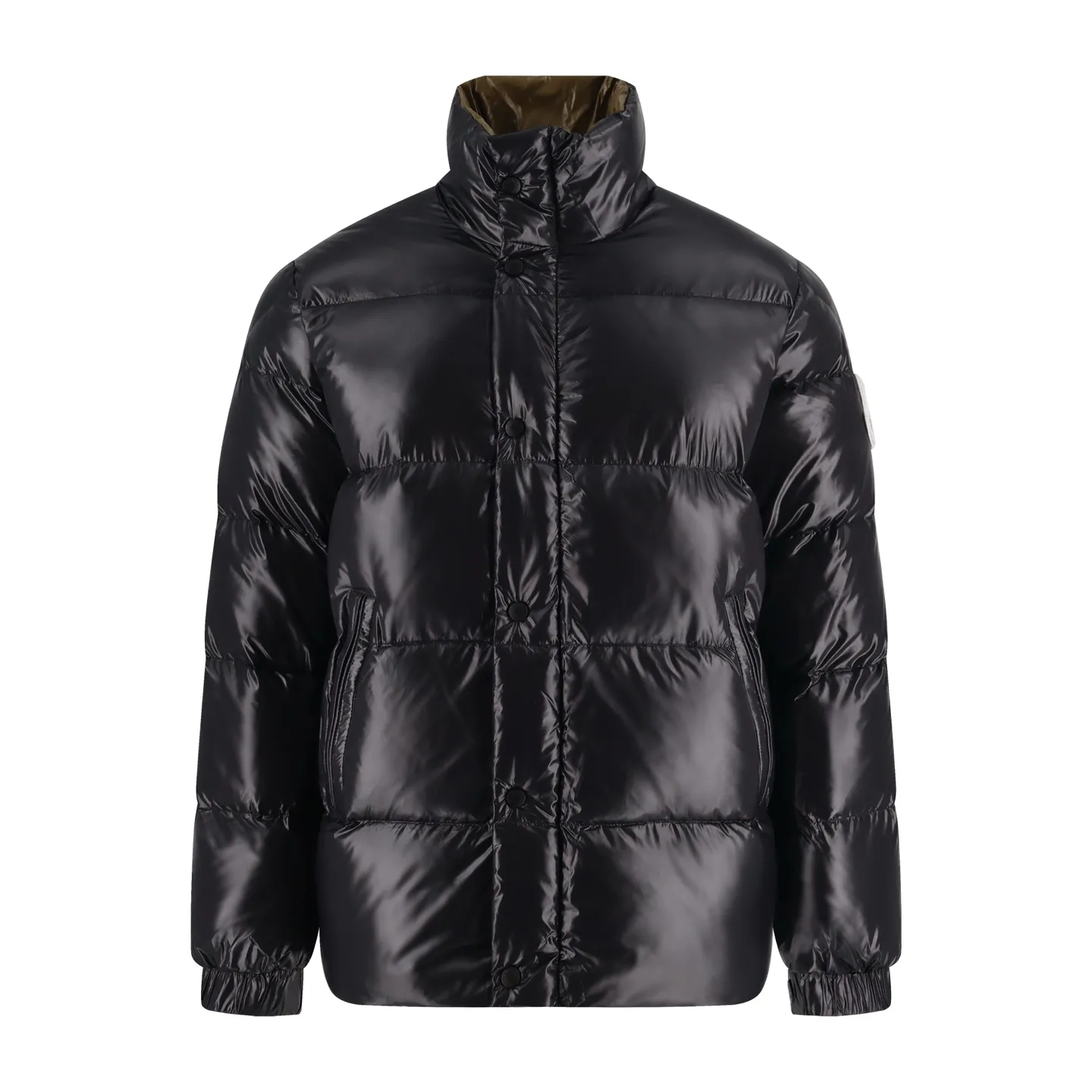 P1110 Moncler 1952 White Fat Down Jacket (Black) Mouth DERVOX Limited Color Matching 1952 co-branded men's goose down stand-up collar thickened bun can be made as a couple version. 95% European standard gooseneck down filling. The filling is extremely full. 700+ fill power. The tag barcode model number corresponds to the official website. The tag has built-in NFC electronic sensor for anti-counterfeiting) Dervox down is made of lightweight nylon laqué fabric, which is comfortable and warm without being heavy. This short style features an internal shoulder strap that can be carried as a carry when the weather heats up, making it ideal for urban or alpine wear. Made in pop tones, it's finished with a bold logo patch. Details Made of lightweight nvlon laqué fabric. Size:1-2-3-4-5