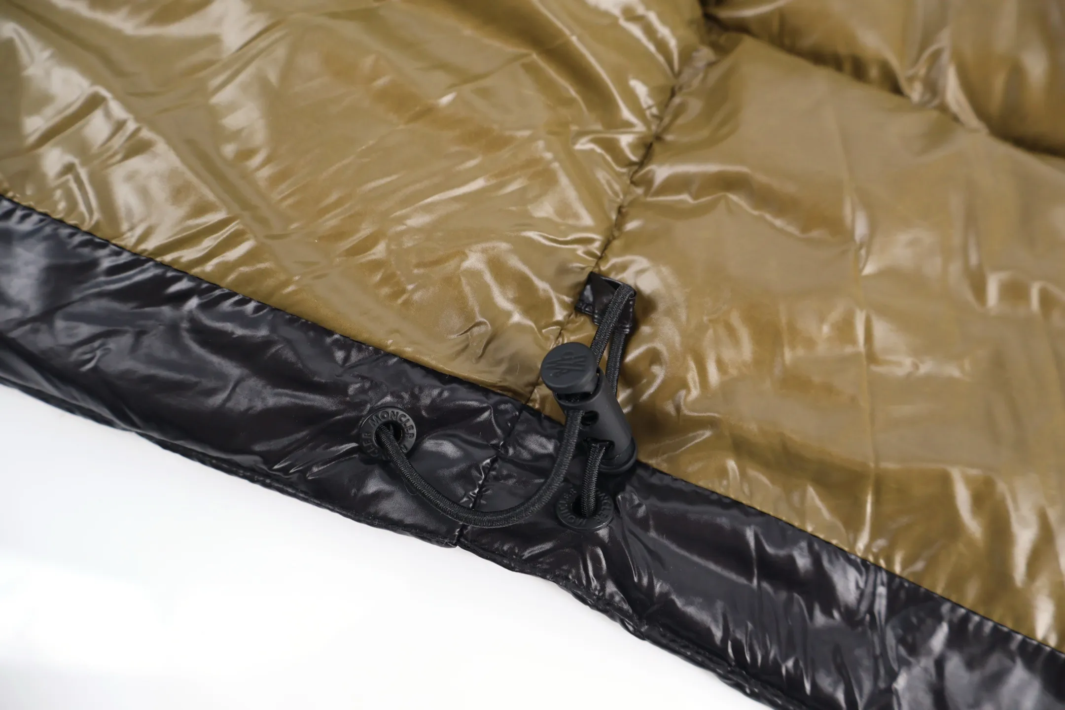 P1110 Moncler 1952 White Fat Down Jacket (Black) Mouth DERVOX Limited Color Matching 1952 co-branded men's goose down stand-up collar thickened bun can be made as a couple version. 95% European standard gooseneck down filling. The filling is extremely full. 700+ fill power. The tag barcode model number corresponds to the official website. The tag has built-in NFC electronic sensor for anti-counterfeiting) Dervox down is made of lightweight nylon laqué fabric, which is comfortable and warm without being heavy. This short style features an internal shoulder strap that can be carried as a carry when the weather heats up, making it ideal for urban or alpine wear. Made in pop tones, it's finished with a bold logo patch. Details Made of lightweight nvlon laqué fabric. Size:1-2-3-4-5