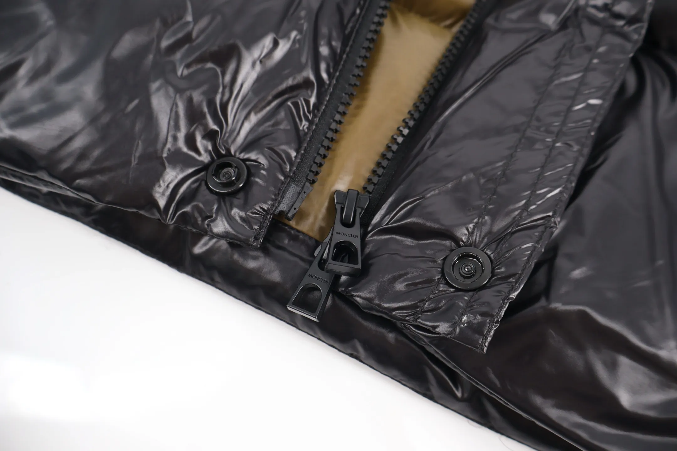 P1110 Moncler 1952 White Fat Down Jacket (Black) Mouth DERVOX Limited Color Matching 1952 co-branded men's goose down stand-up collar thickened bun can be made as a couple version. 95% European standard gooseneck down filling. The filling is extremely full. 700+ fill power. The tag barcode model number corresponds to the official website. The tag has built-in NFC electronic sensor for anti-counterfeiting) Dervox down is made of lightweight nylon laqué fabric, which is comfortable and warm without being heavy. This short style features an internal shoulder strap that can be carried as a carry when the weather heats up, making it ideal for urban or alpine wear. Made in pop tones, it's finished with a bold logo patch. Details Made of lightweight nvlon laqué fabric. Size:1-2-3-4-5