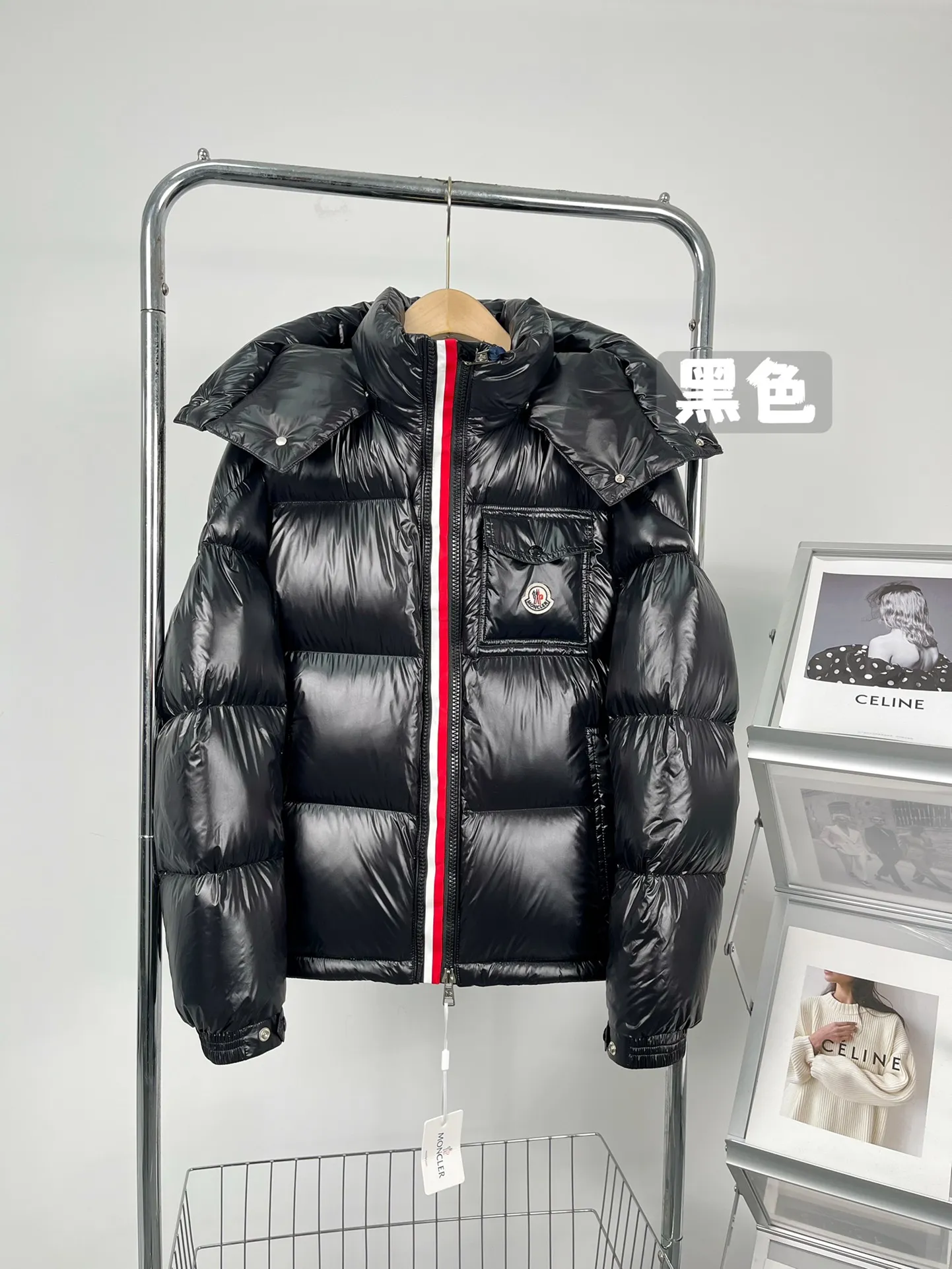 P740 Style No.: Y126 Moncer #MONTBELIARD/🇳🇱three-color webbing/down jacket 1⃣️ Original factory-grade small pockets with the highest craftsmanship on the market are embellished with the Moncler felt trademark 2⃣️ The original processing factory has one of the strongest customized hardware accessories, and is not a commercially available product. 3⃣️ The ingredient information table is custom-made by the original factory, not the wrong version on the market, and the color and disassembly can be seen. 4⃣️ The original private cash custom-made fabric is not a product of a commercial fabric store on the market. The difference in value of a single fabric is more than 3 times. Highest level of restoration Number of codes: 1-5