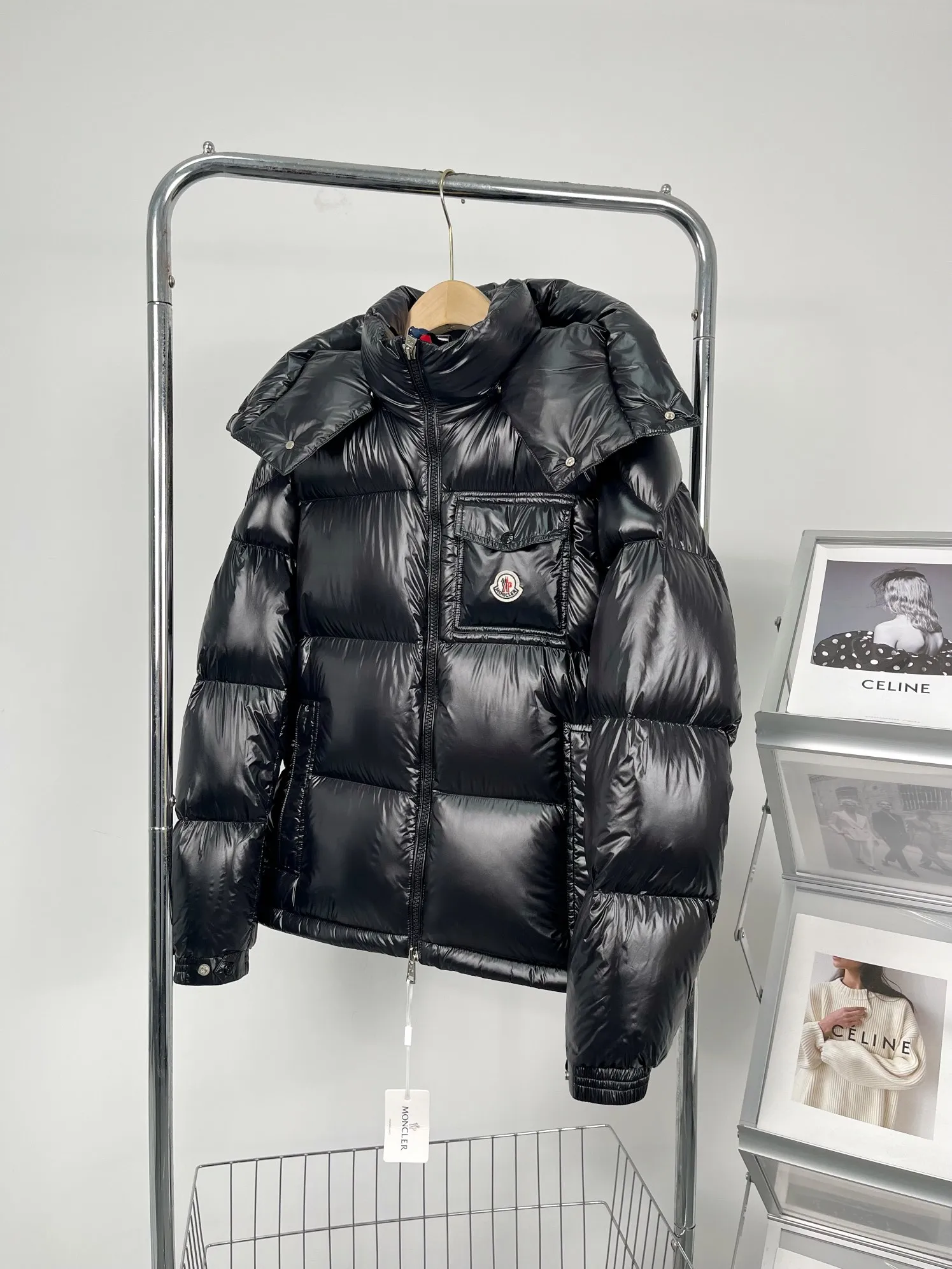 P740 Style No.: Y126 Moncer #MONTBELIARD/🇳🇱three-color webbing/down jacket 1⃣️ Original factory-grade small pockets with the highest craftsmanship on the market are embellished with the Moncler felt trademark 2⃣️ The original processing factory has one of the strongest customized hardware accessories, and is not a commercially available product. 3⃣️ The ingredient information table is custom-made by the original factory, not the wrong version on the market, and the color and disassembly can be seen. 4⃣️ The original private cash custom-made fabric is not a product of a commercial fabric store on the market. The difference in value of a single fabric is more than 3 times. Highest level of restoration Number of codes: 1-5