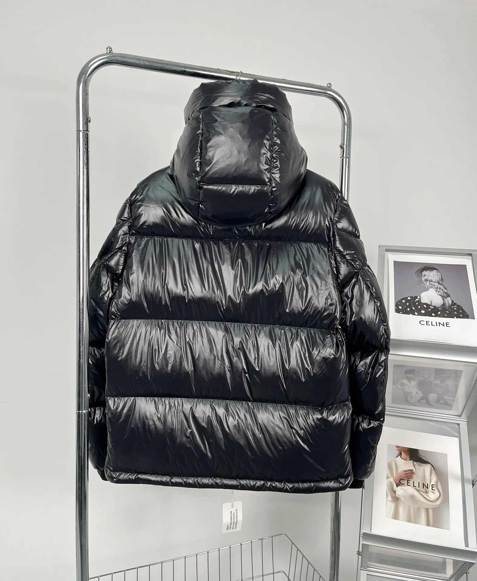 P740 Style No.: Y126 Moncer #MONTBELIARD/🇳🇱three-color webbing/down jacket 1⃣️ Original factory-grade small pockets with the highest craftsmanship on the market are embellished with the Moncler felt trademark 2⃣️ The original processing factory has one of the strongest customized hardware accessories, and is not a commercially available product. 3⃣️ The ingredient information table is custom-made by the original factory, not the wrong version on the market, and the color and disassembly can be seen. 4⃣️ The original private cash custom-made fabric is not a product of a commercial fabric store on the market. The difference in value of a single fabric is more than 3 times. Highest level of restoration Number of codes: 1-5
