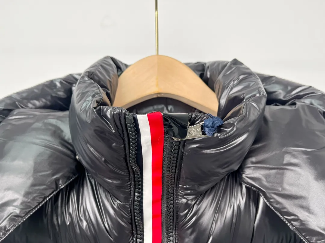 P740 Style No.: Y126 Moncer #MONTBELIARD/🇳🇱three-color webbing/down jacket 1⃣️ Original factory-grade small pockets with the highest craftsmanship on the market are embellished with the Moncler felt trademark 2⃣️ The original processing factory has one of the strongest customized hardware accessories, and is not a commercially available product. 3⃣️ The ingredient information table is custom-made by the original factory, not the wrong version on the market, and the color and disassembly can be seen. 4⃣️ The original private cash custom-made fabric is not a product of a commercial fabric store on the market. The difference in value of a single fabric is more than 3 times. Highest level of restoration Number of codes: 1-5