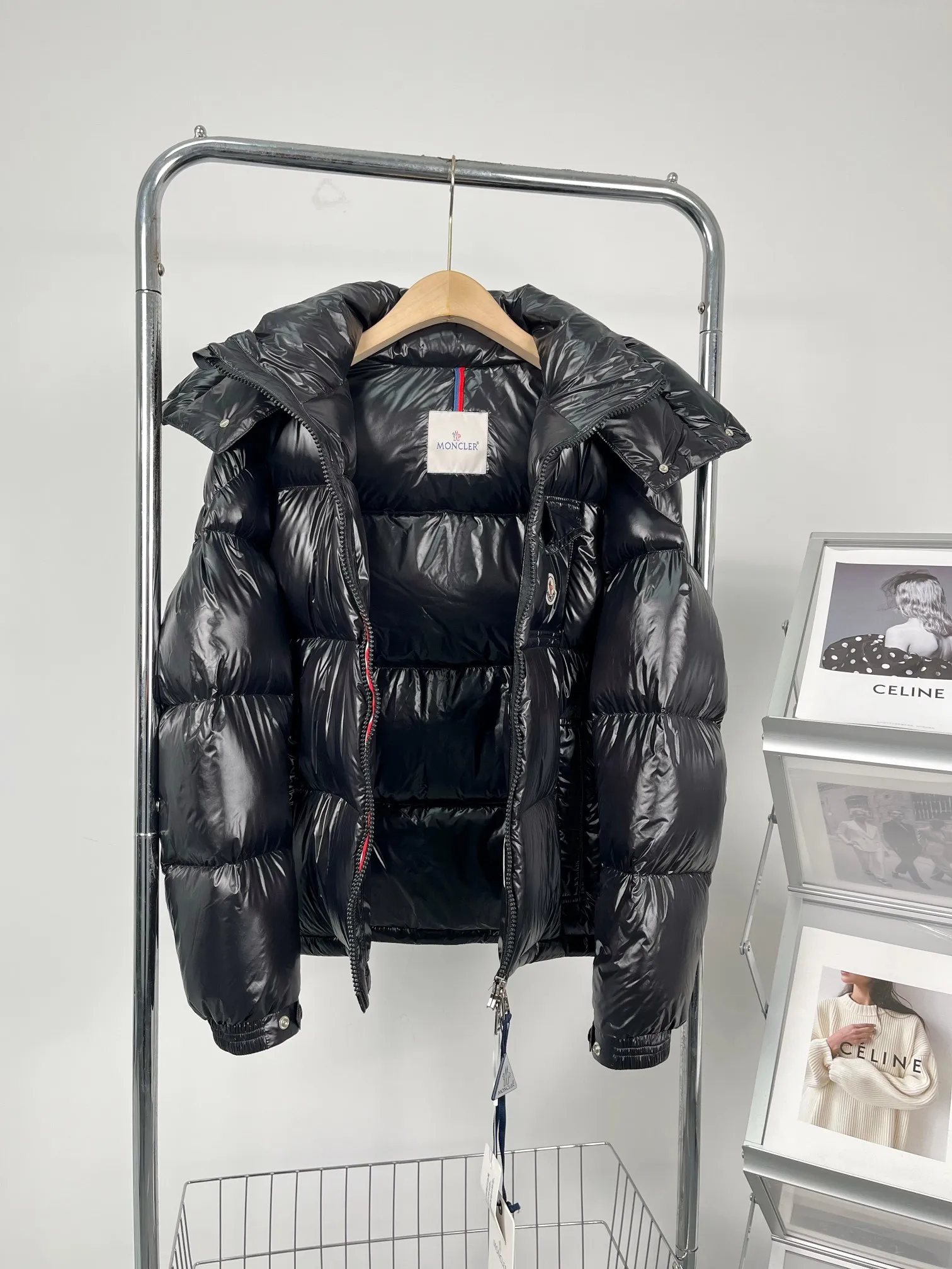 P740 Style No.: Y126 Moncer #MONTBELIARD/🇳🇱three-color webbing/down jacket 1⃣️ Original factory-grade small pockets with the highest craftsmanship on the market are embellished with the Moncler felt trademark 2⃣️ The original processing factory has one of the strongest customized hardware accessories, and is not a commercially available product. 3⃣️ The ingredient information table is custom-made by the original factory, not the wrong version on the market, and the color and disassembly can be seen. 4⃣️ The original private cash custom-made fabric is not a product of a commercial fabric store on the market. The difference in value of a single fabric is more than 3 times. Highest level of restoration Number of codes: 1-5