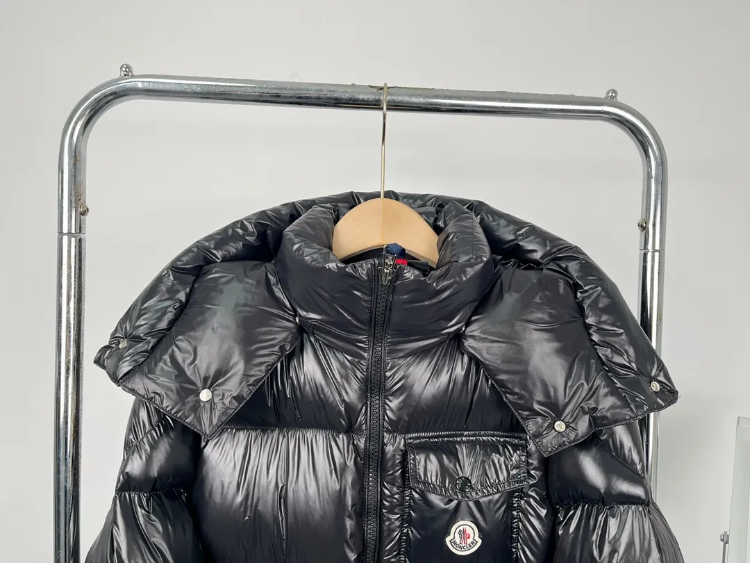 P740 Style No.: Y126 Moncer #MONTBELIARD/🇳🇱three-color webbing/down jacket 1⃣️ Original factory-grade small pockets with the highest craftsmanship on the market are embellished with the Moncler felt trademark 2⃣️ The original processing factory has one of the strongest customized hardware accessories, and is not a commercially available product. 3⃣️ The ingredient information table is custom-made by the original factory, not the wrong version on the market, and the color and disassembly can be seen. 4⃣️ The original private cash custom-made fabric is not a product of a commercial fabric store on the market. The difference in value of a single fabric is more than 3 times. Highest level of restoration Number of codes: 1-5