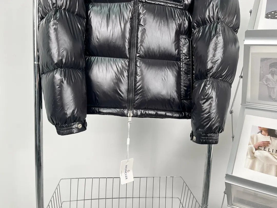 P740 Style No.: Y126 Moncer #MONTBELIARD/🇳🇱three-color webbing/down jacket 1⃣️ Original factory-grade small pockets with the highest craftsmanship on the market are embellished with the Moncler felt trademark 2⃣️ The original processing factory has one of the strongest customized hardware accessories, and is not a commercially available product. 3⃣️ The ingredient information table is custom-made by the original factory, not the wrong version on the market, and the color and disassembly can be seen. 4⃣️ The original private cash custom-made fabric is not a product of a commercial fabric store on the market. The difference in value of a single fabric is more than 3 times. Highest level of restoration Number of codes: 1-5
