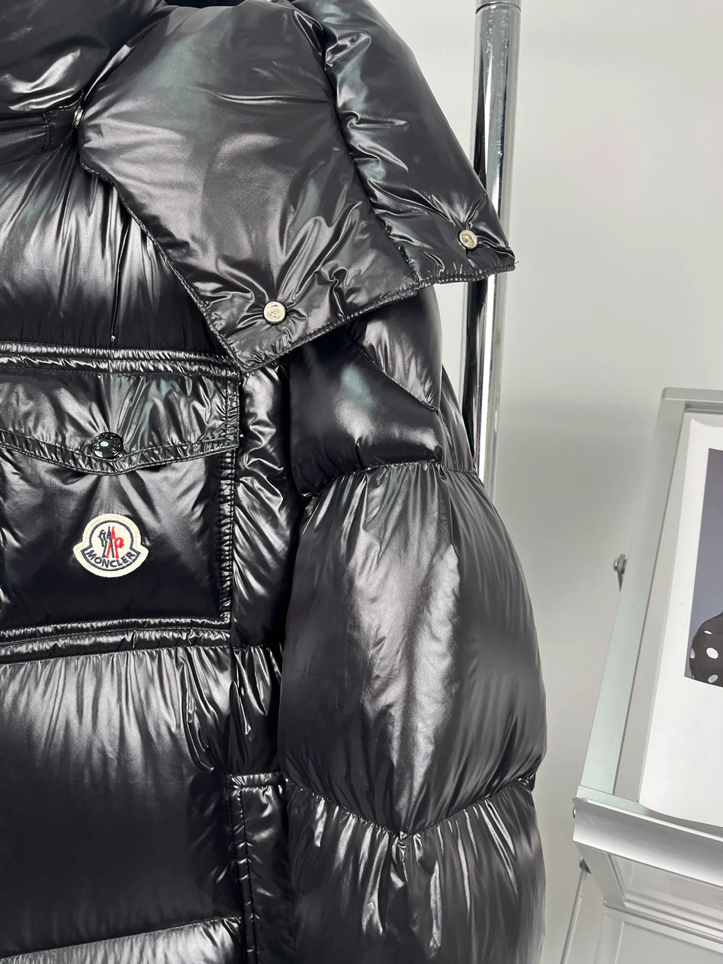 P740 Style No.: Y126 Moncer #MONTBELIARD/🇳🇱three-color webbing/down jacket 1⃣️ Original factory-grade small pockets with the highest craftsmanship on the market are embellished with the Moncler felt trademark 2⃣️ The original processing factory has one of the strongest customized hardware accessories, and is not a commercially available product. 3⃣️ The ingredient information table is custom-made by the original factory, not the wrong version on the market, and the color and disassembly can be seen. 4⃣️ The original private cash custom-made fabric is not a product of a commercial fabric store on the market. The difference in value of a single fabric is more than 3 times. Highest level of restoration Number of codes: 1-5