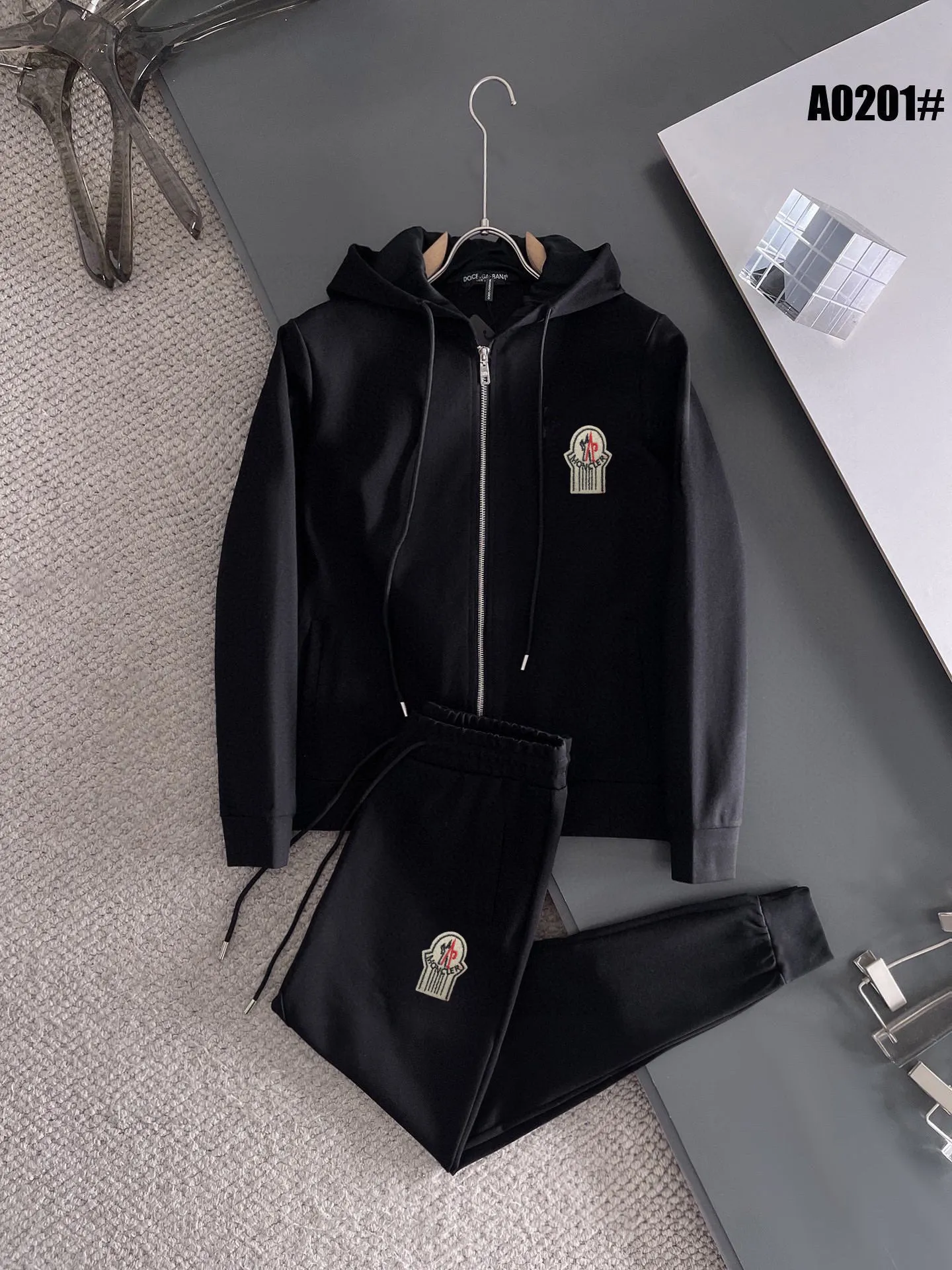 P400 [MONCLER] (Gospel for Fatty) hot-selling suit is coming. Focus on the original version of the official website. 2025 new hot-selling cardigan and sweatshirt suit. The original order is the best product🇭🇰. It is the meticulous work of top designers. It has a fitting and perfect upper body effect. All-natural high-quality Roman cotton 100%, close-fitting comfort, noble and elegant! Original hardware embodies elegance and nobility! Counter size: M-5XL (maximum wear up to 220 pounds)