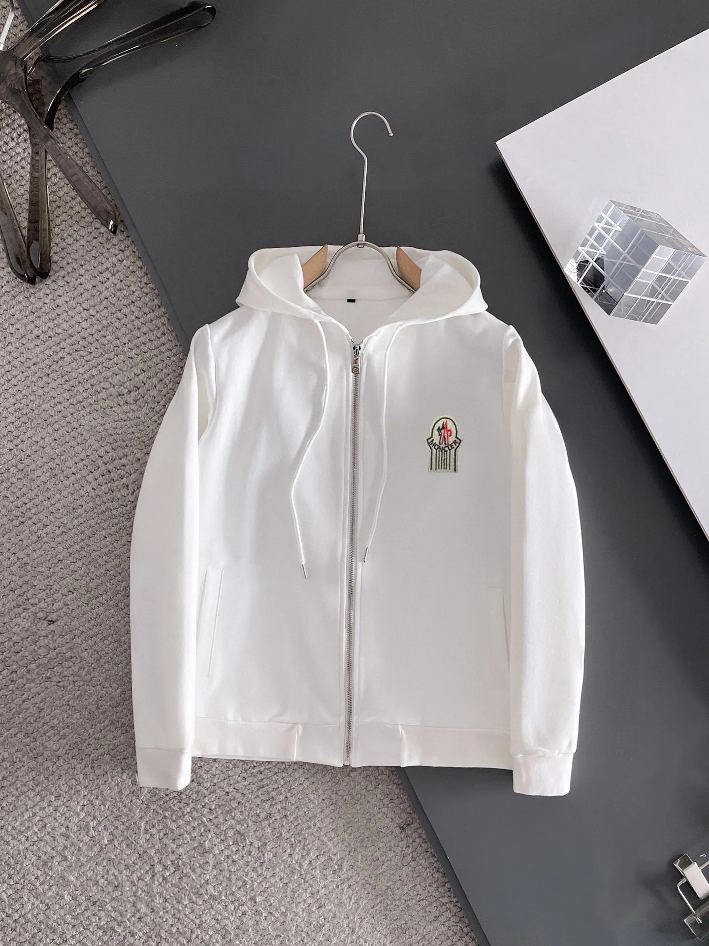 P400 [MONCLER] (Gospel for Fatty) hot-selling suit is coming. Focus on the original version of the official website. 2025 new hot-selling cardigan and sweatshirt suit. The original order is the best product🇭🇰. It is the meticulous work of top designers. It has a fitting and perfect upper body effect. All-natural high-quality Roman cotton 100%, close-fitting comfort, noble and elegant! Original hardware embodies elegance and nobility! Counter size: M-5XL (maximum wear up to 220 pounds)