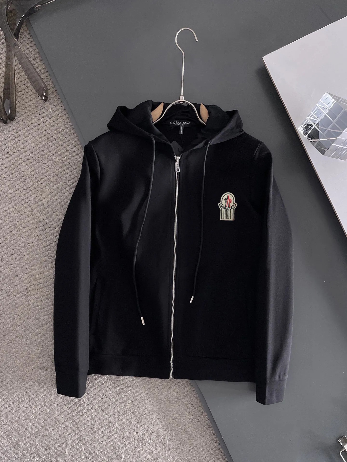P400 [MONCLER] (Gospel for Fatty) hot-selling suit is coming. Focus on the original version of the official website. 2025 new hot-selling cardigan and sweatshirt suit. The original order is the best product🇭🇰. It is the meticulous work of top designers. It has a fitting and perfect upper body effect. All-natural high-quality Roman cotton 100%, close-fitting comfort, noble and elegant! Original hardware embodies elegance and nobility! Counter size: M-5XL (maximum wear up to 220 pounds)