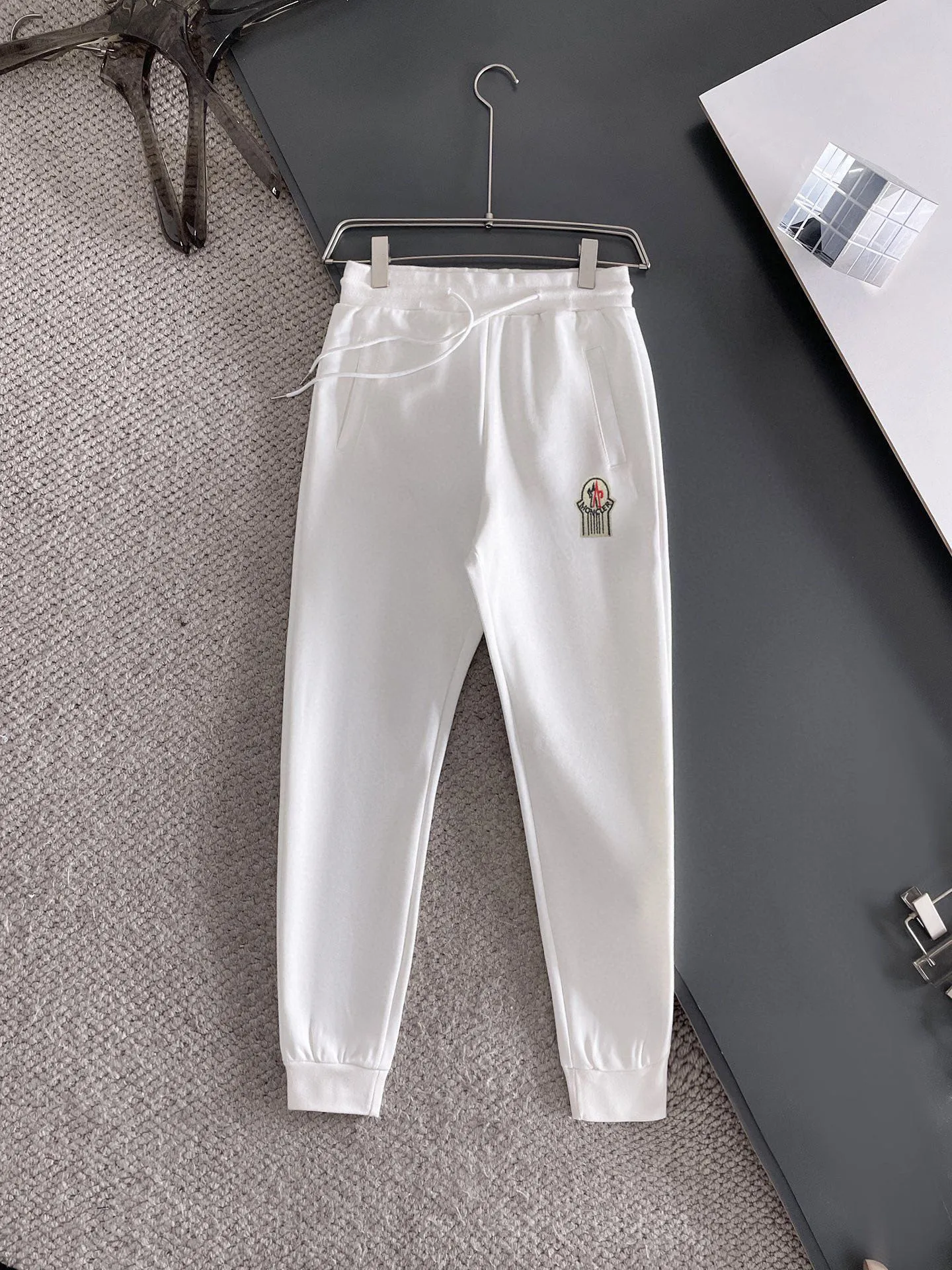 P400 [MONCLER] (Gospel for Fatty) hot-selling suit is coming. Focus on the original version of the official website. 2025 new hot-selling cardigan and sweatshirt suit. The original order is the best product🇭🇰. It is the meticulous work of top designers. It has a fitting and perfect upper body effect. All-natural high-quality Roman cotton 100%, close-fitting comfort, noble and elegant! Original hardware embodies elegance and nobility! Counter size: M-5XL (maximum wear up to 220 pounds)