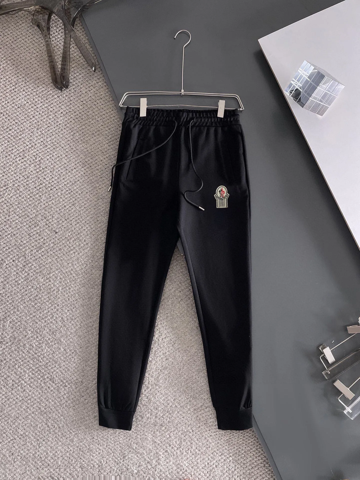 P400 [MONCLER] (Gospel for Fatty) hot-selling suit is coming. Focus on the original version of the official website. 2025 new hot-selling cardigan and sweatshirt suit. The original order is the best product🇭🇰. It is the meticulous work of top designers. It has a fitting and perfect upper body effect. All-natural high-quality Roman cotton 100%, close-fitting comfort, noble and elegant! Original hardware embodies elegance and nobility! Counter size: M-5XL (maximum wear up to 220 pounds)