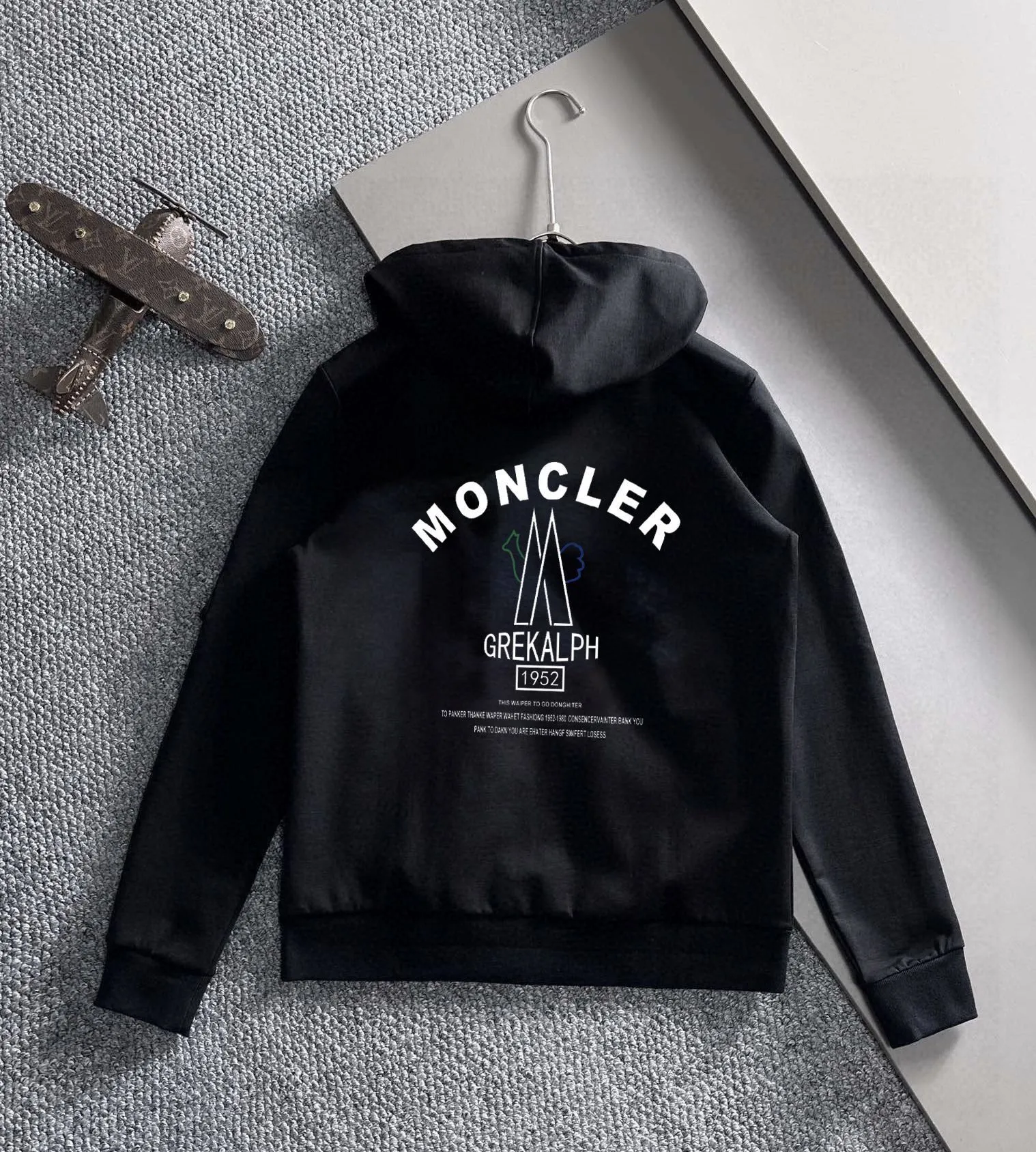 P400 [MONCLER] (Gospel for Fatty) hot-selling suit is coming. Focus on the original version of the official website. 2025 new hot-selling cardigan and sweatshirt suit. The original order is the best product🇭🇰. It is the meticulous work of top designers. It has a fitting and perfect upper body effect. All-natural high-quality Roman cotton 100%, close-fitting comfort, noble and elegant! Original hardware embodies elegance and nobility! Counter size: M-5XL (maximum wear up to 220 pounds)