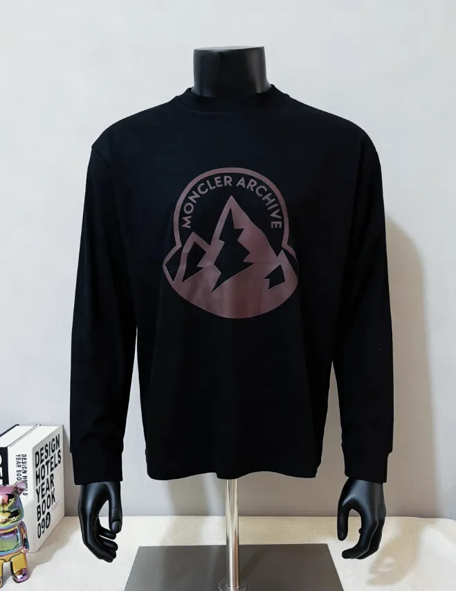 P180 MONCLER new release, 2025fw official synchronized large logo printing long-sleeved T-shirt, the details match the official version, and the logo size is strictly controlled , standard size, details are in sync with the official version; 280g double yarn 100% cotton fabric is selected, imported woven thread, the neckline is boned to prevent deformation, washed at high temperature at the factory, the fabric is soft and breathable, does not shrink and prevent deformation, NCF washed mark identification, details are in place, European size version, loose and suitable, the same color as the official website: black, white, size XS-L (L size can wear 200 pounds)