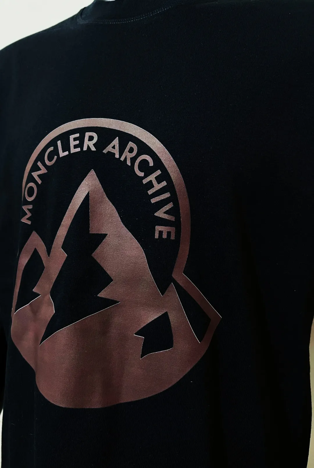 P180 MONCLER new release, 2025fw official synchronized large logo printing long-sleeved T-shirt, the details match the official version, and the logo size is strictly controlled , standard size, details are in sync with the official version; 280g double yarn 100% cotton fabric is selected, imported woven thread, the neckline is boned to prevent deformation, washed at high temperature at the factory, the fabric is soft and breathable, does not shrink and prevent deformation, NCF washed mark identification, details are in place, European size version, loose and suitable, the same color as the official website: black, white, size XS-L (L size can wear 200 pounds)