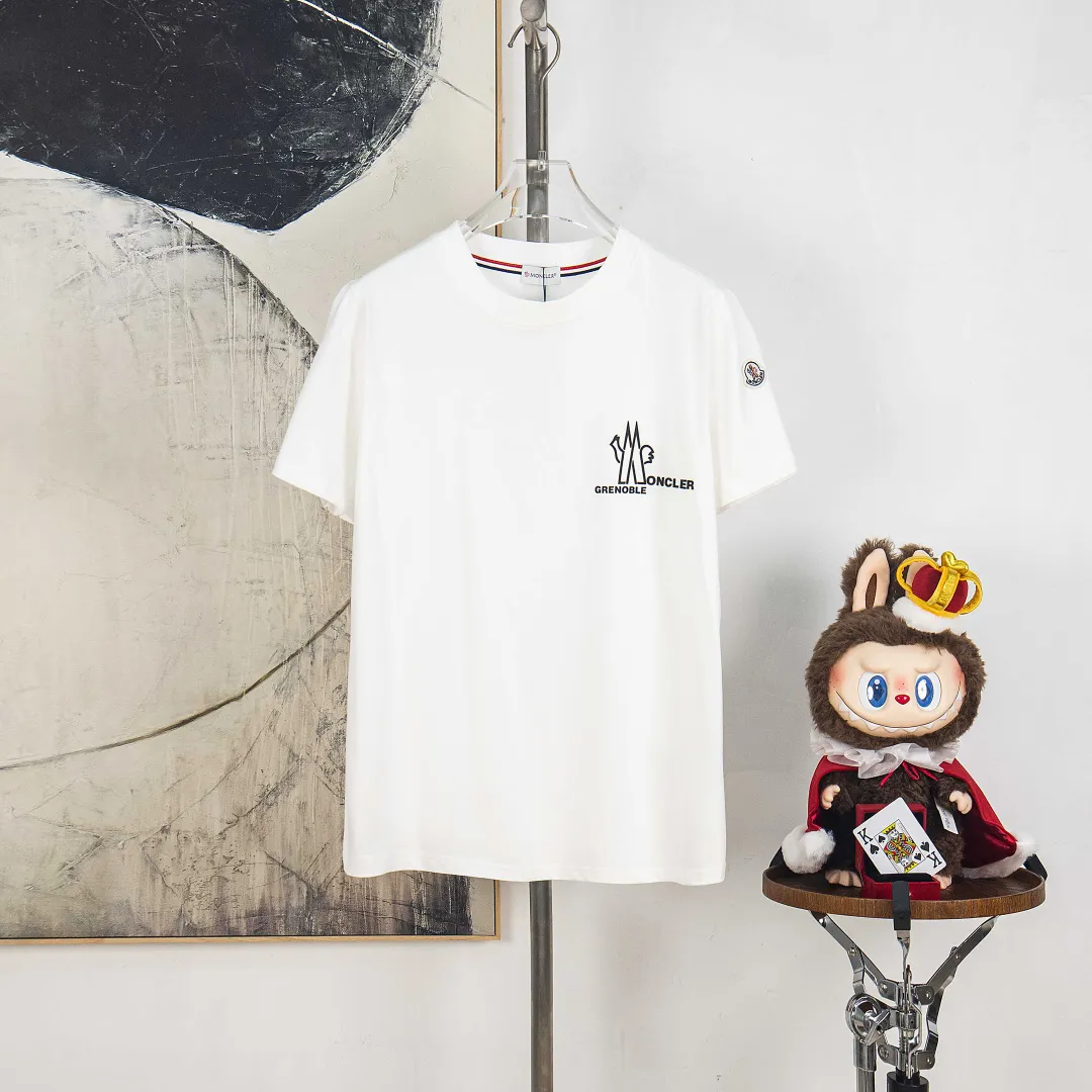 P190 💰 zp version [exclusive supply] MONCLER/muzzled 300g round neck short-sleeved T-shirt brand classic three-dimensional offset printing letter LOGO embossing process official synchronization high version high quality fashion personality versatile trend pure original quality original fabric hangtag collar label washed wheat three standards complete Color: Black. White. Size: S M L XL XXL Number: WS10018