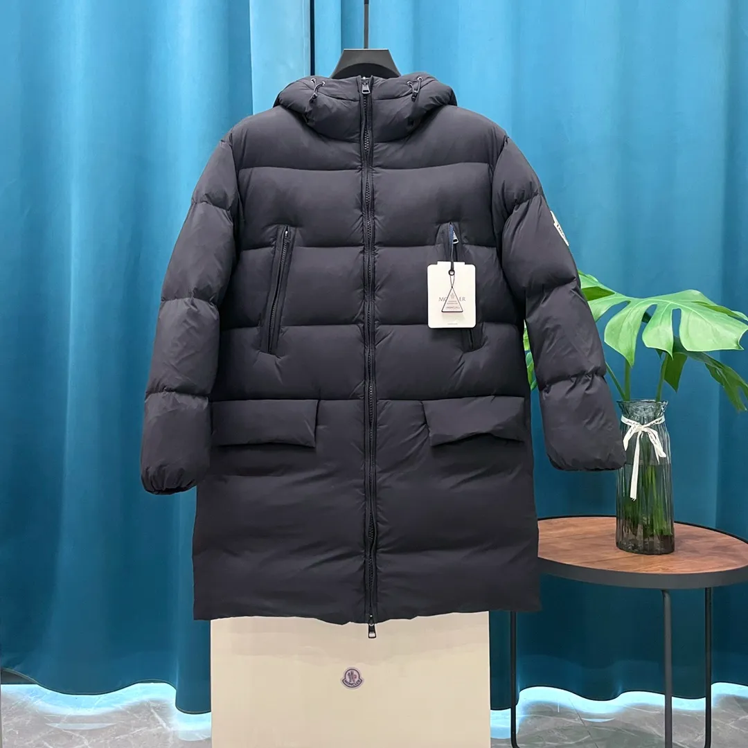 P980 Moncler ➡️Mongolian long down jacket, the best to keep out the cold! The Yuhuang winter extended hooded down jacket is the same for men and women. There are thousands of styles of down jackets. As the king at the pinnacle of the down industry, the Yuhuang family will be included in the key repurchase list every year! Size: Size 0, Size 1, Size 2, Size 3. Because no matter how cold the wind is and the cold is unbearable, Yuhuang will always accompany you to give you warmth and resist the cold wave!  Made of pure European standard 90% goose down + 10% feathers. Real European standard goose down🦢 When you get the clothes, you can feel the filling and fullness of the down jacket. It is really not on the same level as the market products... The down content is the highest level in the industry. The raw materials are well invested. The best neck down on the goose is selected. The down is light, thin, soft and warm. It is very healing, comfortable and breathable, and as warm as a lover’s hug!  The shiny fabric design is noble and elegant, highlighting the texture! If you touch it with your fingers, you will definitely be conquered by its invincible texture, which is fluffy but not bloated! Everything is Yuhuang’s craftsmanship. Highly praised. It’s extremely eye-catching!
