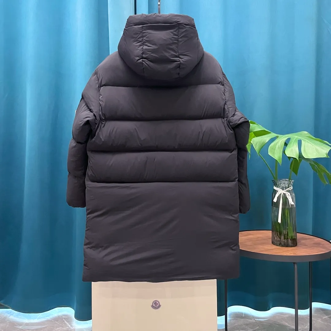 P980 Moncler ➡️Mongolian long down jacket, the best to keep out the cold! The Yuhuang winter extended hooded down jacket is the same for men and women. There are thousands of styles of down jackets. As the king at the pinnacle of the down industry, the Yuhuang family will be included in the key repurchase list every year! Size: Size 0, Size 1, Size 2, Size 3. Because no matter how cold the wind is and the cold is unbearable, Yuhuang will always accompany you to give you warmth and resist the cold wave!  Made of pure European standard 90% goose down + 10% feathers. Real European standard goose down🦢 When you get the clothes, you can feel the filling and fullness of the down jacket. It is really not on the same level as the market products... The down content is the highest level in the industry. The raw materials are well invested. The best neck down on the goose is selected. The down is light, thin, soft and warm. It is very healing, comfortable and breathable, and as warm as a lover’s hug!  The shiny fabric design is noble and elegant, highlighting the texture! If you touch it with your fingers, you will definitely be conquered by its invincible texture, which is fluffy but not bloated! Everything is Yuhuang’s craftsmanship. Highly praised. It’s extremely eye-catching!