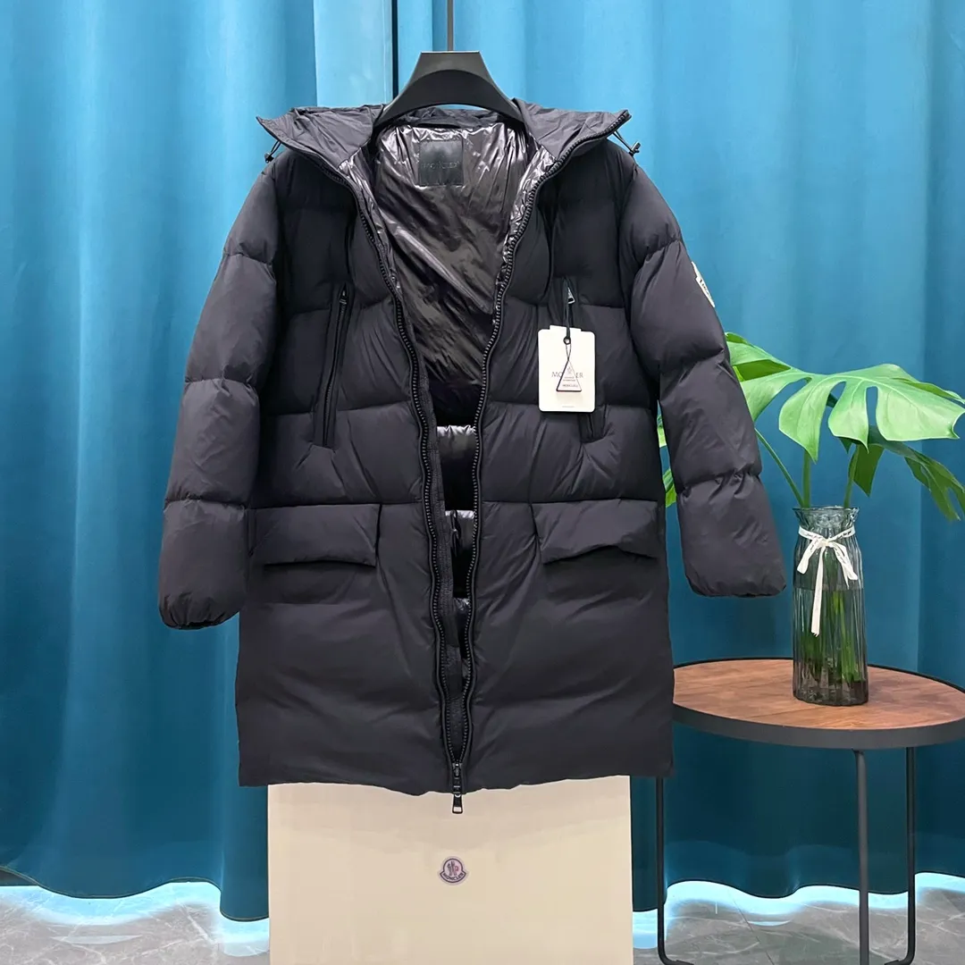 P980 Moncler ➡️Mongolian long down jacket, the best to keep out the cold! The Yuhuang winter extended hooded down jacket is the same for men and women. There are thousands of styles of down jackets. As the king at the pinnacle of the down industry, the Yuhuang family will be included in the key repurchase list every year! Size: Size 0, Size 1, Size 2, Size 3. Because no matter how cold the wind is and the cold is unbearable, Yuhuang will always accompany you to give you warmth and resist the cold wave!  Made of pure European standard 90% goose down + 10% feathers. Real European standard goose down🦢 When you get the clothes, you can feel the filling and fullness of the down jacket. It is really not on the same level as the market products... The down content is the highest level in the industry. The raw materials are well invested. The best neck down on the goose is selected. The down is light, thin, soft and warm. It is very healing, comfortable and breathable, and as warm as a lover’s hug!  The shiny fabric design is noble and elegant, highlighting the texture! If you touch it with your fingers, you will definitely be conquered by its invincible texture, which is fluffy but not bloated! Everything is Yuhuang’s craftsmanship. Highly praised. It’s extremely eye-catching!