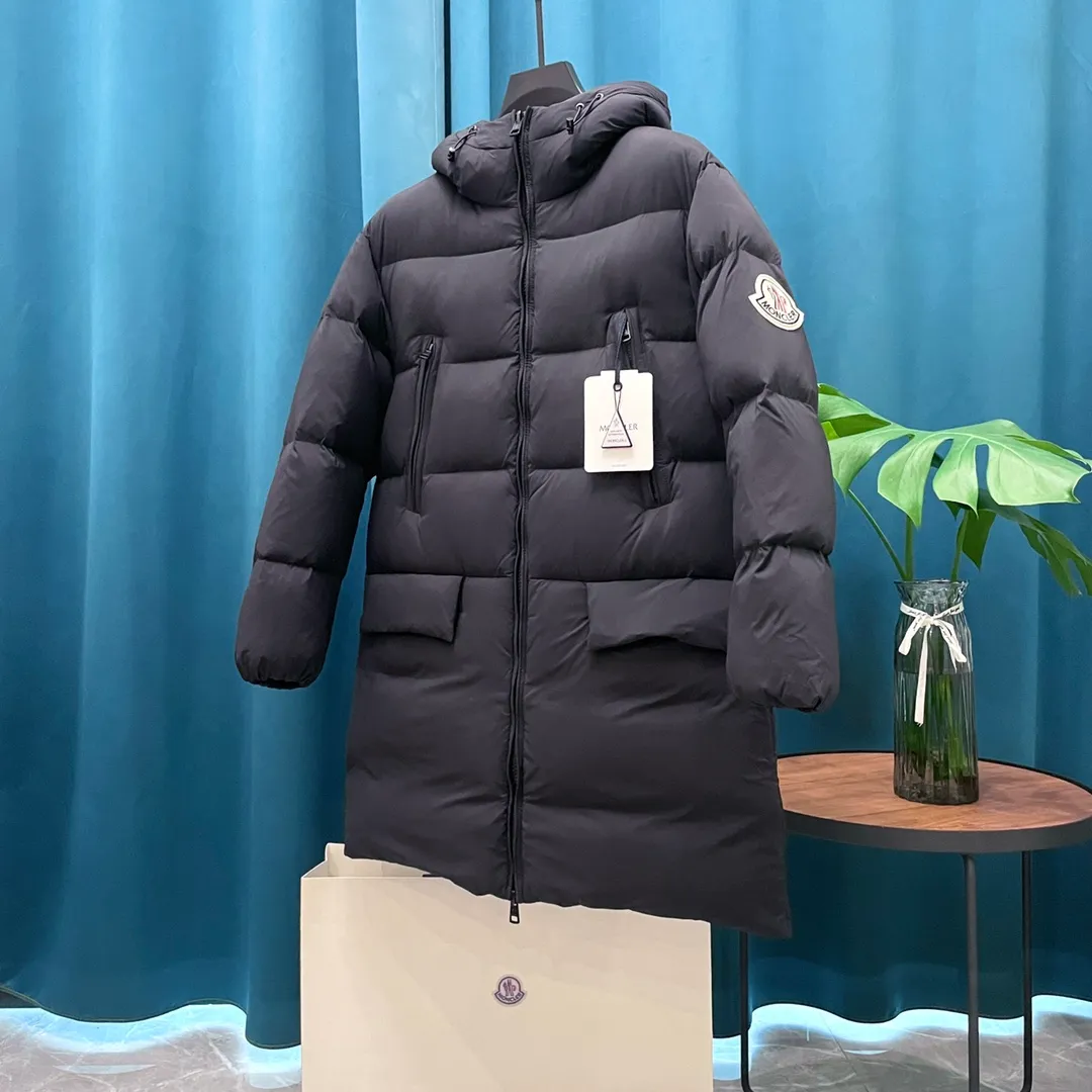P980 Moncler ➡️Mongolian long down jacket, the best to keep out the cold! The Yuhuang winter extended hooded down jacket is the same for men and women. There are thousands of styles of down jackets. As the king at the pinnacle of the down industry, the Yuhuang family will be included in the key repurchase list every year! Size: Size 0, Size 1, Size 2, Size 3. Because no matter how cold the wind is and the cold is unbearable, Yuhuang will always accompany you to give you warmth and resist the cold wave!  Made of pure European standard 90% goose down + 10% feathers. Real European standard goose down🦢 When you get the clothes, you can feel the filling and fullness of the down jacket. It is really not on the same level as the market products... The down content is the highest level in the industry. The raw materials are well invested. The best neck down on the goose is selected. The down is light, thin, soft and warm. It is very healing, comfortable and breathable, and as warm as a lover’s hug!  The shiny fabric design is noble and elegant, highlighting the texture! If you touch it with your fingers, you will definitely be conquered by its invincible texture, which is fluffy but not bloated! Everything is Yuhuang’s craftsmanship. Highly praised. It’s extremely eye-catching!