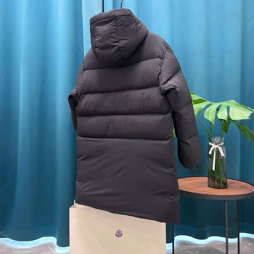 P980 Moncler ➡️Mongolian long down jacket, the best to keep out the cold! The Yuhuang winter extended hooded down jacket is the same for men and women. There are thousands of styles of down jackets. As the king at the pinnacle of the down industry, the Yuhuang family will be included in the key repurchase list every year! Size: Size 0, Size 1, Size 2, Size 3. Because no matter how cold the wind is and the cold is unbearable, Yuhuang will always accompany you to give you warmth and resist the cold wave!  Made of pure European standard 90% goose down + 10% feathers. Real European standard goose down🦢 When you get the clothes, you can feel the filling and fullness of the down jacket. It is really not on the same level as the market products... The down content is the highest level in the industry. The raw materials are well invested. The best neck down on the goose is selected. The down is light, thin, soft and warm. It is very healing, comfortable and breathable, and as warm as a lover’s hug!  The shiny fabric design is noble and elegant, highlighting the texture! If you touch it with your fingers, you will definitely be conquered by its invincible texture, which is fluffy but not bloated! Everything is Yuhuang’s craftsmanship. Highly praised. It’s extremely eye-catching!