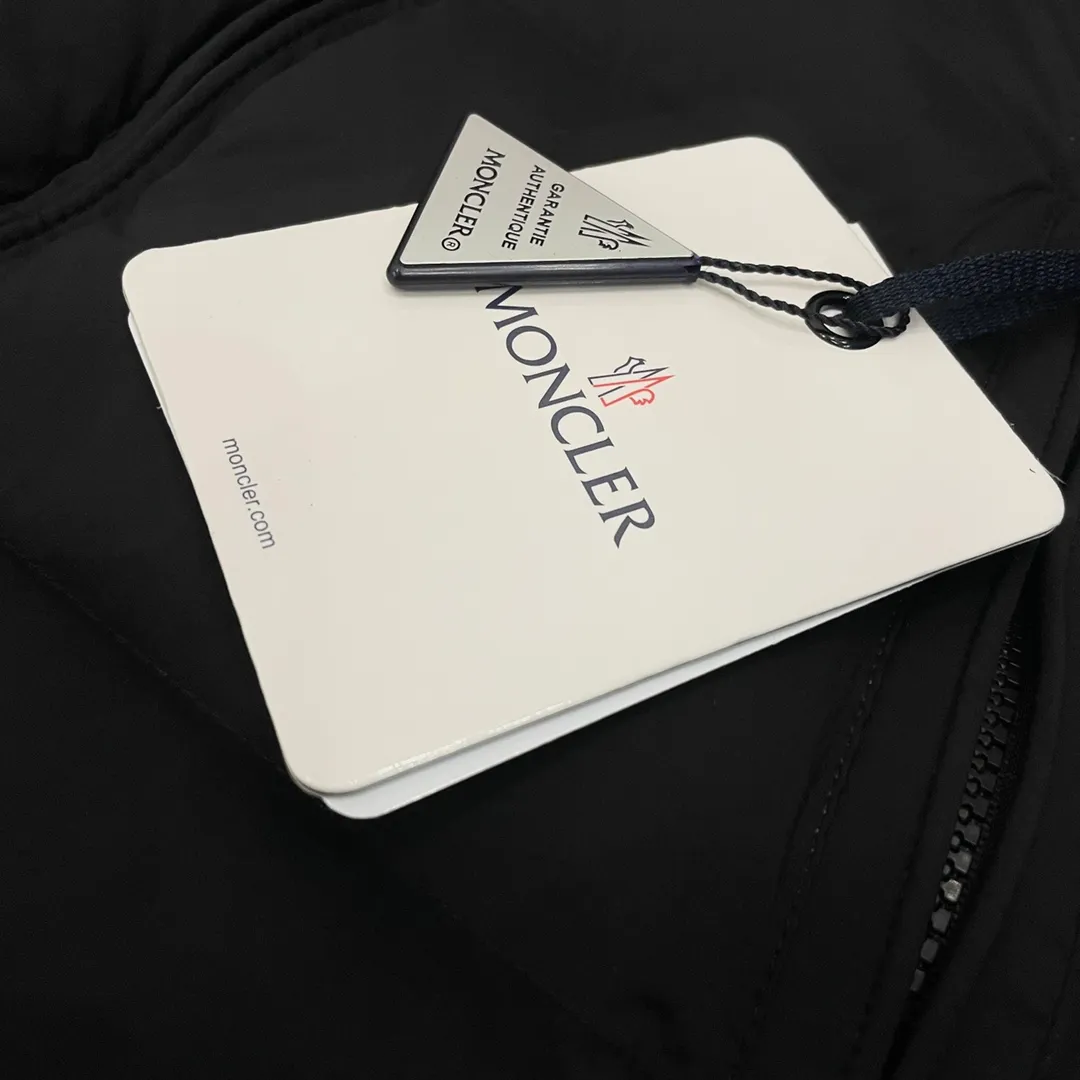 P980 Moncler ➡️Mongolian long down jacket, the best to keep out the cold! The Yuhuang winter extended hooded down jacket is the same for men and women. There are thousands of styles of down jackets. As the king at the pinnacle of the down industry, the Yuhuang family will be included in the key repurchase list every year! Size: Size 0, Size 1, Size 2, Size 3. Because no matter how cold the wind is and the cold is unbearable, Yuhuang will always accompany you to give you warmth and resist the cold wave!  Made of pure European standard 90% goose down + 10% feathers. Real European standard goose down🦢 When you get the clothes, you can feel the filling and fullness of the down jacket. It is really not on the same level as the market products... The down content is the highest level in the industry. The raw materials are well invested. The best neck down on the goose is selected. The down is light, thin, soft and warm. It is very healing, comfortable and breathable, and as warm as a lover’s hug!  The shiny fabric design is noble and elegant, highlighting the texture! If you touch it with your fingers, you will definitely be conquered by its invincible texture, which is fluffy but not bloated! Everything is Yuhuang’s craftsmanship. Highly praised. It’s extremely eye-catching!