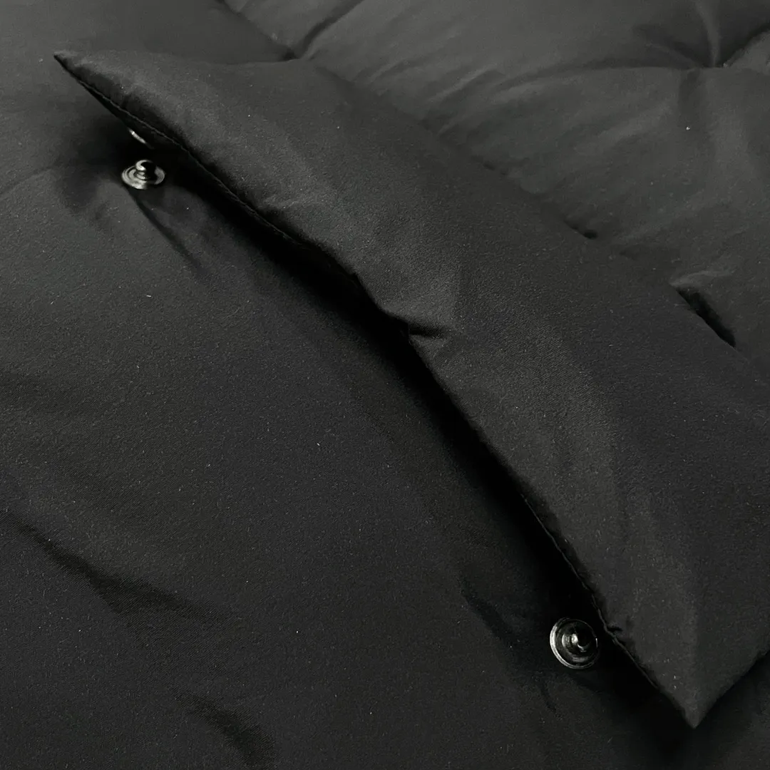 P980 Moncler ➡️Mongolian long down jacket, the best to keep out the cold! The Yuhuang winter extended hooded down jacket is the same for men and women. There are thousands of styles of down jackets. As the king at the pinnacle of the down industry, the Yuhuang family will be included in the key repurchase list every year! Size: Size 0, Size 1, Size 2, Size 3. Because no matter how cold the wind is and the cold is unbearable, Yuhuang will always accompany you to give you warmth and resist the cold wave!  Made of pure European standard 90% goose down + 10% feathers. Real European standard goose down🦢 When you get the clothes, you can feel the filling and fullness of the down jacket. It is really not on the same level as the market products... The down content is the highest level in the industry. The raw materials are well invested. The best neck down on the goose is selected. The down is light, thin, soft and warm. It is very healing, comfortable and breathable, and as warm as a lover’s hug!  The shiny fabric design is noble and elegant, highlighting the texture! If you touch it with your fingers, you will definitely be conquered by its invincible texture, which is fluffy but not bloated! Everything is Yuhuang’s craftsmanship. Highly praised. It’s extremely eye-catching!