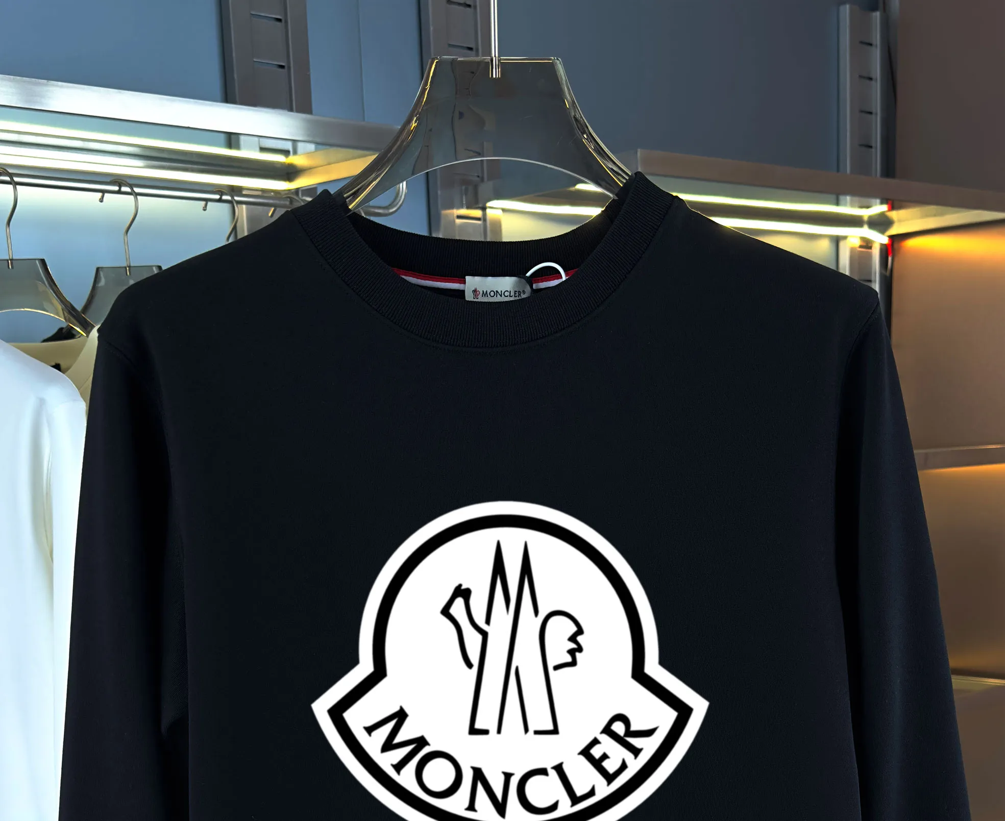 P210 high version sweatshirt) 📦With exclusive picture packaging📦 [Long-term ready stock] Upgraded version "Mobile phone smart sensor ~ NFC chip armband ~ Direct access to the official website anti-counterfeiting" 〖 𝐌𝐎𝐍𝐂𝐋𝐄𝐑 ~ Mouth covering〗 2025 new high quality, using 450g heavyweight fabric Different from the market currency, you can mix and match everything at will and you will be handsome😎The whole clothes is made of double waistcoats. The double waistcoats make the whole dress more three-dimensional. It is not an ordinary factory that can do such fine work. 2025 autumn and winter new style, on sale at the counter, exquisite printed round neck terry sweatshirt. High-end double-ply cotton. Customized stretch ribs are dyed in the same vat. Three standards are complete. It is matched with digital printing patterns and is very breathable. Same style for men and women. Color: black, white, apricot. Size: S M L XL 2XL