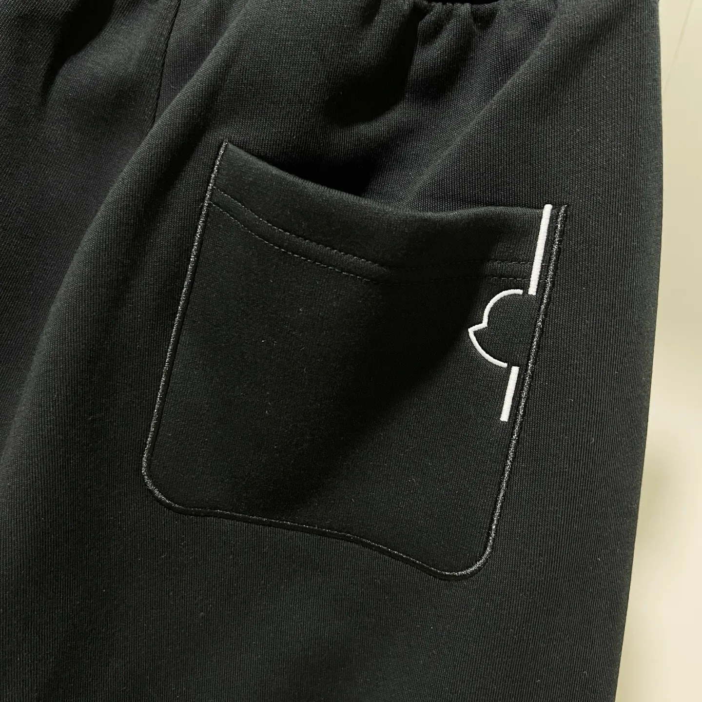 P260 MONCLER/Muzzle Selected 400g custom fabric sweatpants, brand red and white color matching small label embroidery🪡LOGO logo technology, official synchronization, high version, high quality, fashionable personality, versatile trend, pure original quality, original fabric, tag, collar label, washed wheat, three complete standards, color: black, blue. Size: M-3XL