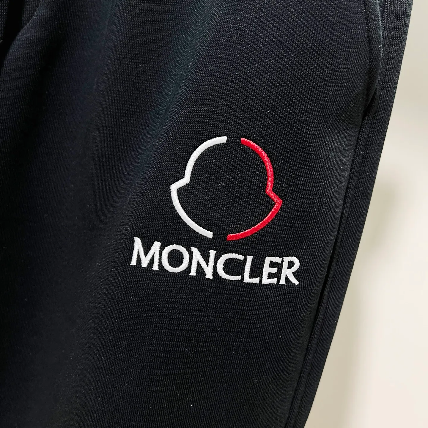 P260 MONCLER/Muzzle Selected 400g custom fabric sweatpants, brand red and white color matching small label embroidery🪡LOGO logo technology, official synchronization, high version, high quality, fashionable personality, versatile trend, pure original quality, original fabric, tag, collar label, washed wheat, three complete standards, color: black, blue. Size: M-3XL