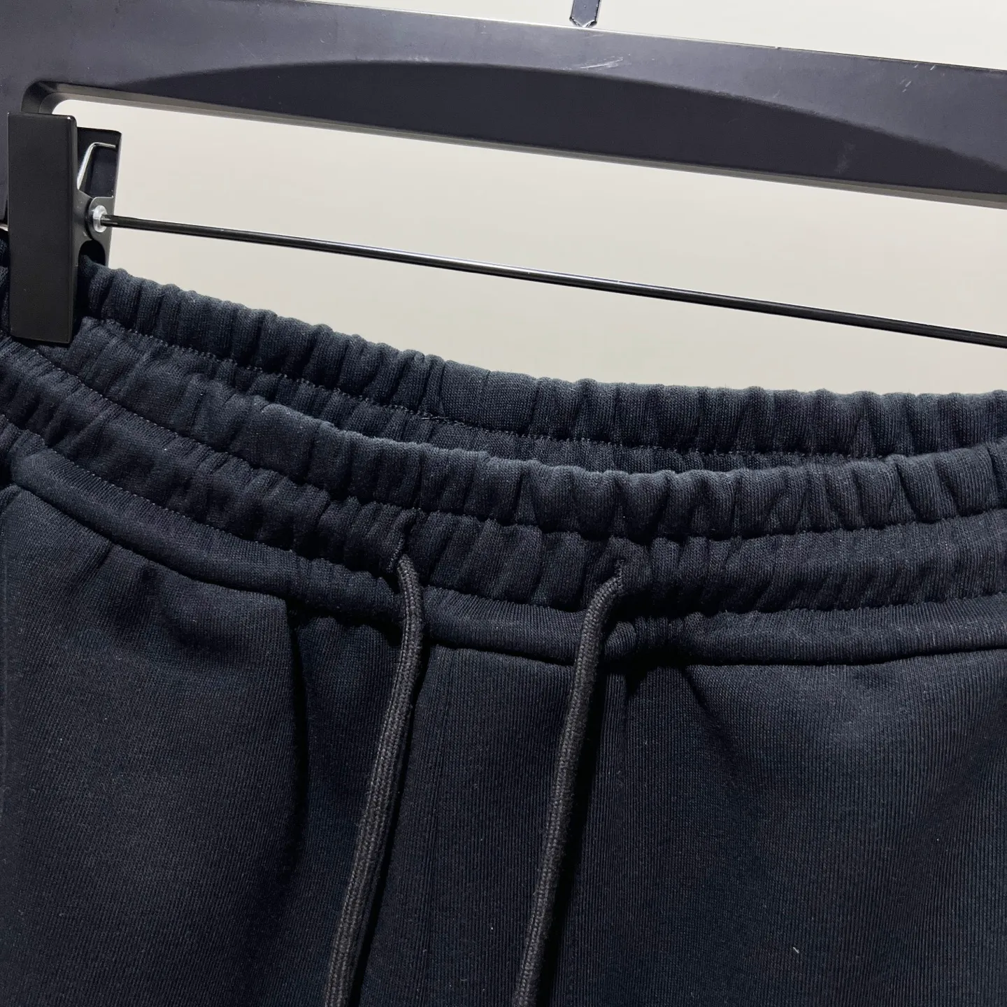 P260 MONCLER/Muzzle Selected 400g custom fabric sweatpants, brand red and white color matching small label embroidery🪡LOGO logo technology, official synchronization, high version, high quality, fashionable personality, versatile trend, pure original quality, original fabric, tag, collar label, washed wheat, three complete standards, color: black, blue. Size: M-3XL
