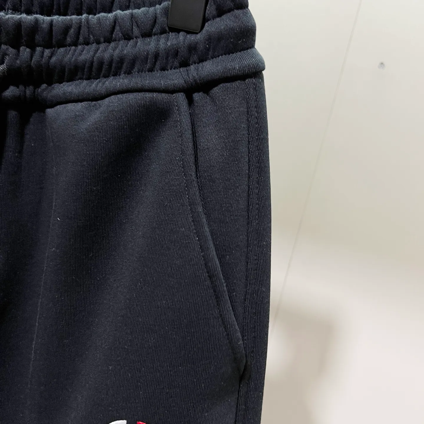 P260 MONCLER/Muzzle Selected 400g custom fabric sweatpants, brand red and white color matching small label embroidery🪡LOGO logo technology, official synchronization, high version, high quality, fashionable personality, versatile trend, pure original quality, original fabric, tag, collar label, washed wheat, three complete standards, color: black, blue. Size: M-3XL